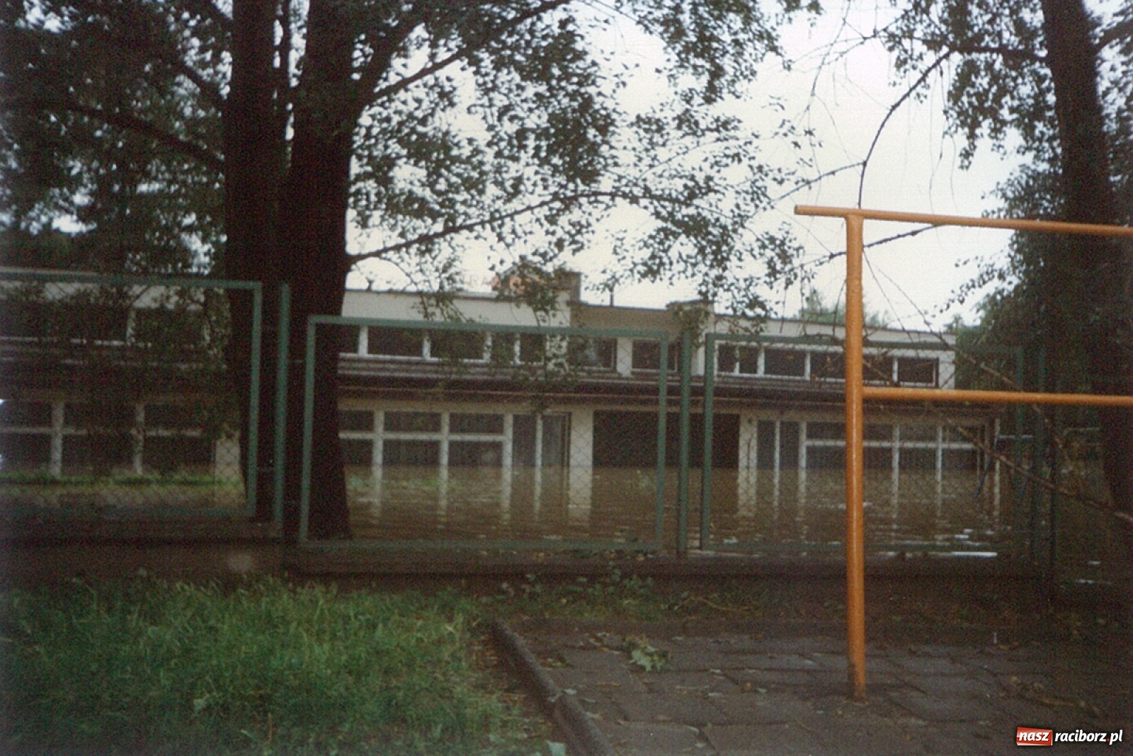 Zdjęcie w galerii na portalu naszraciborz.pl: Data zalania dworca w 1997 r. Kto ma rację - wiceminister czy prezydent? [FOTO Z 1997] wiadomości z regionu