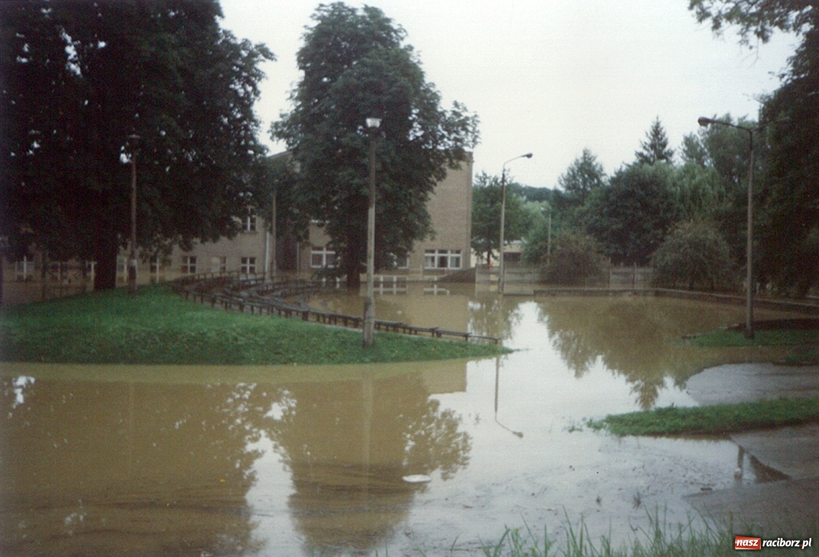 Zdjęcie w galerii na portalu naszraciborz.pl: Data zalania dworca w 1997 r. Kto ma rację - wiceminister czy prezydent? [FOTO Z 1997] wiadomości z regionu