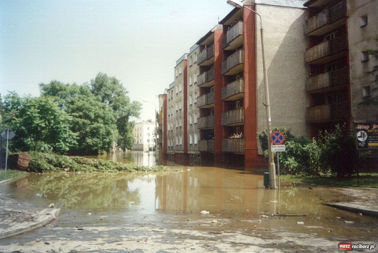 Zdjęcie w galerii na portalu naszraciborz.pl: Data zalania dworca w 1997 r. Kto ma rację - wiceminister czy prezydent? [FOTO Z 1997] wiadomości z regionu