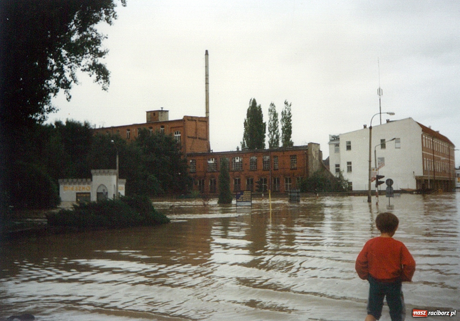 Zdjęcie w galerii na portalu naszraciborz.pl: Data zalania dworca w 1997 r. Kto ma rację - wiceminister czy prezydent? [FOTO Z 1997] wiadomości z regionu