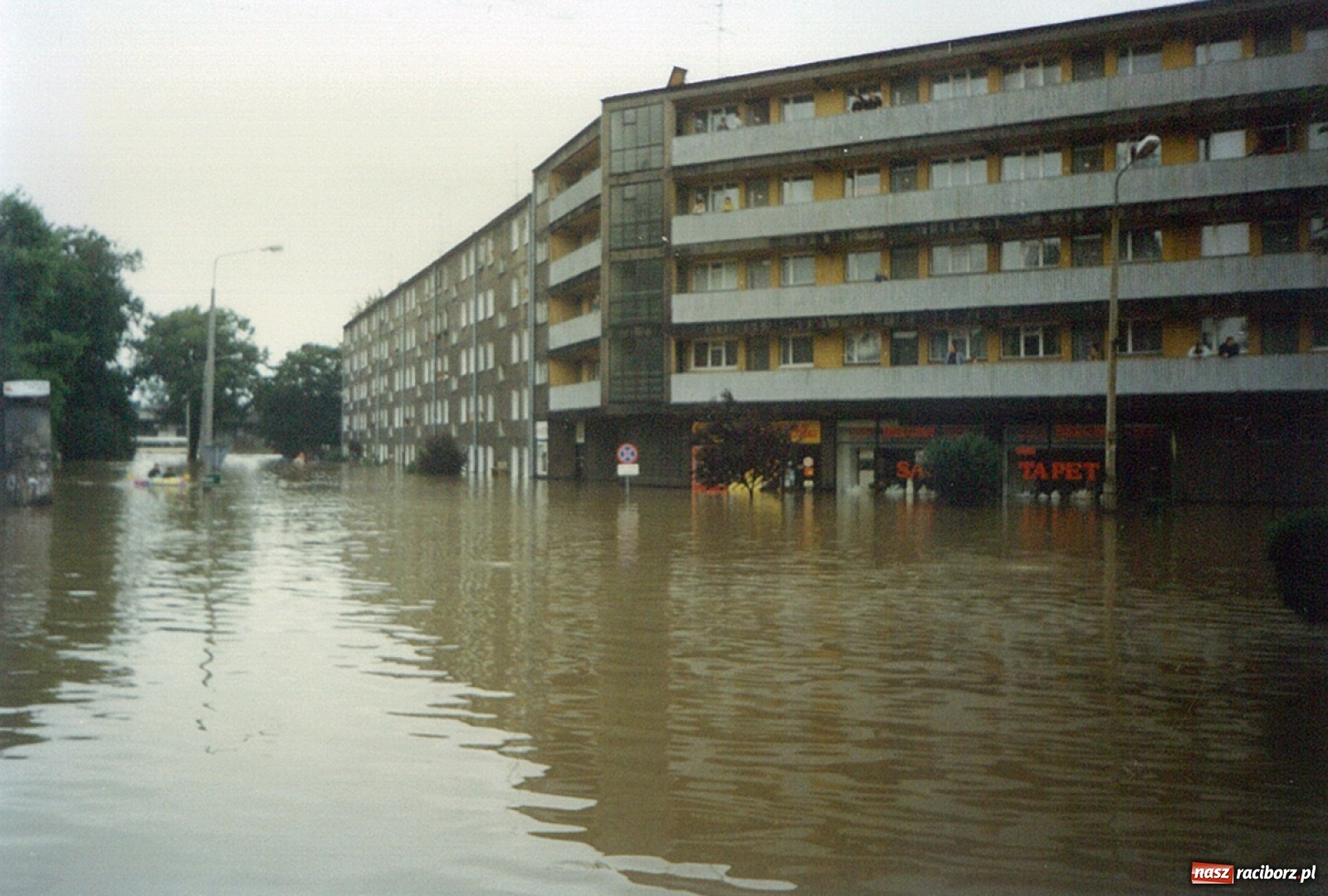 Zdjęcie w galerii na portalu naszraciborz.pl: Data zalania dworca w 1997 r. Kto ma rację - wiceminister czy prezydent? [FOTO Z 1997] wiadomości z regionu