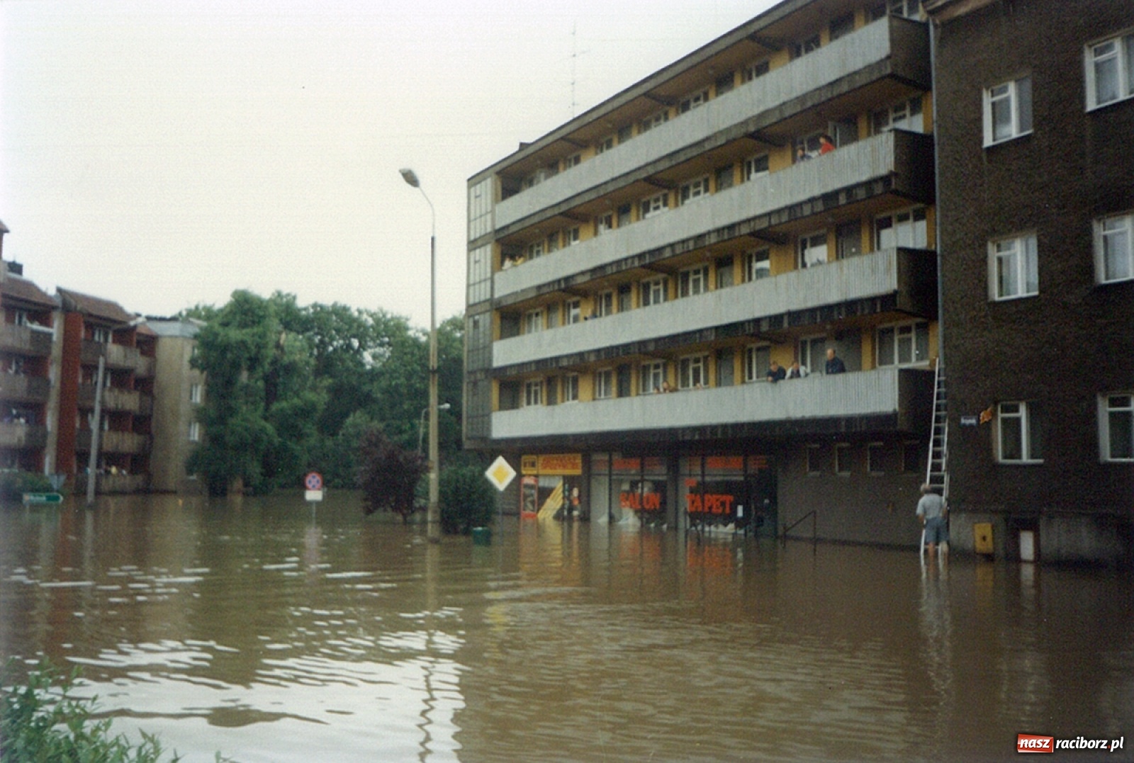 Zdjęcie w galerii na portalu naszraciborz.pl: Data zalania dworca w 1997 r. Kto ma rację - wiceminister czy prezydent? [FOTO Z 1997] wiadomości z regionu