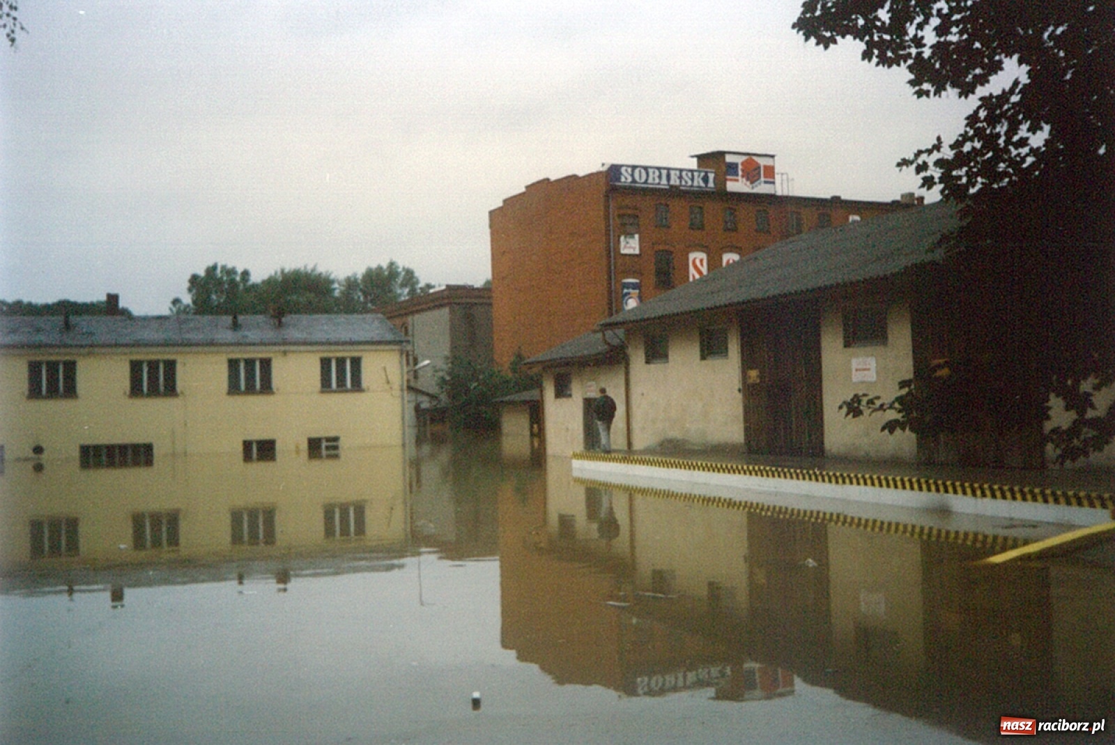 Zdjęcie w galerii na portalu naszraciborz.pl: Data zalania dworca w 1997 r. Kto ma rację - wiceminister czy prezydent? [FOTO Z 1997] wiadomości z regionu