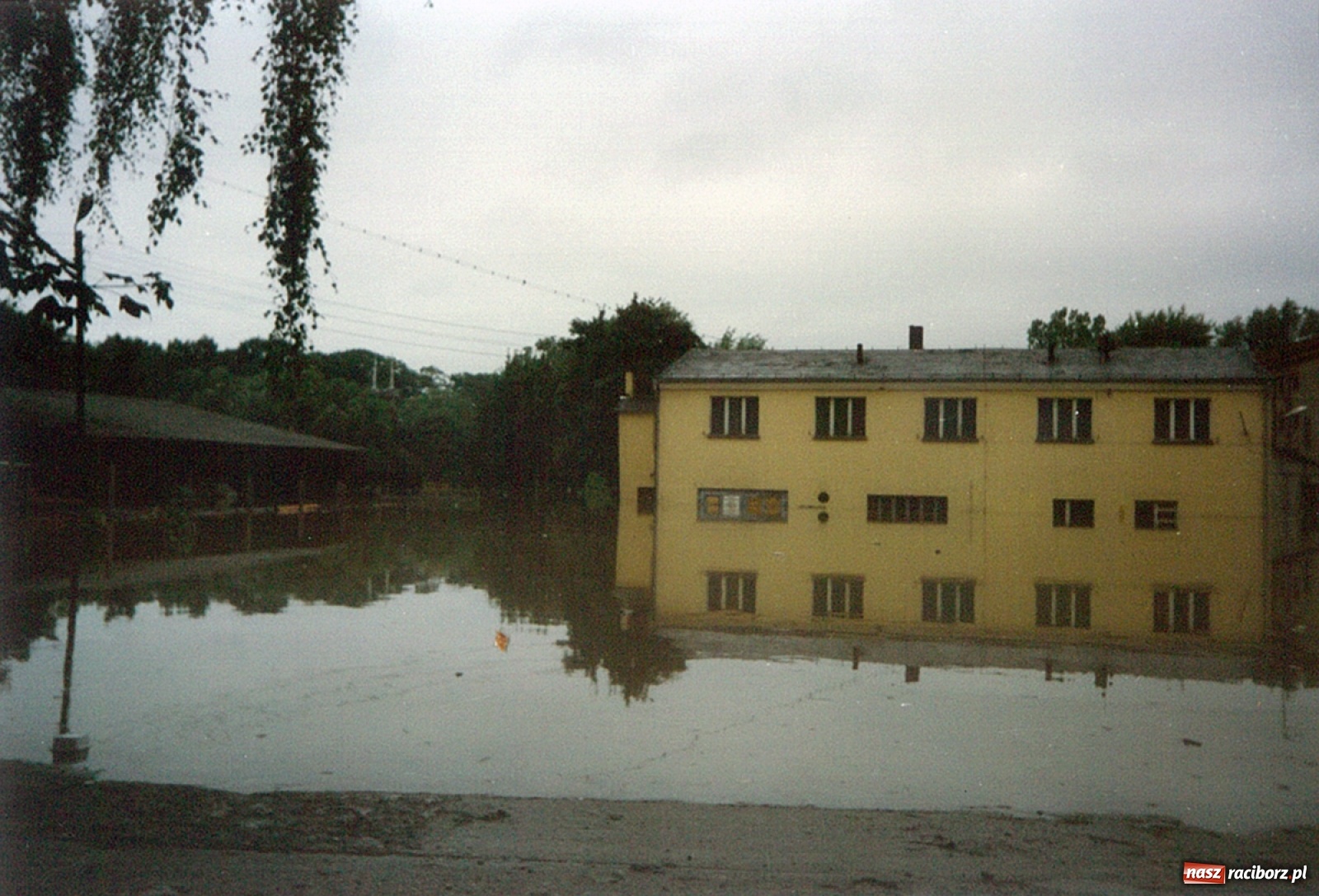 Zdjęcie w galerii na portalu naszraciborz.pl: Data zalania dworca w 1997 r. Kto ma rację - wiceminister czy prezydent? [FOTO Z 1997] wiadomości z regionu