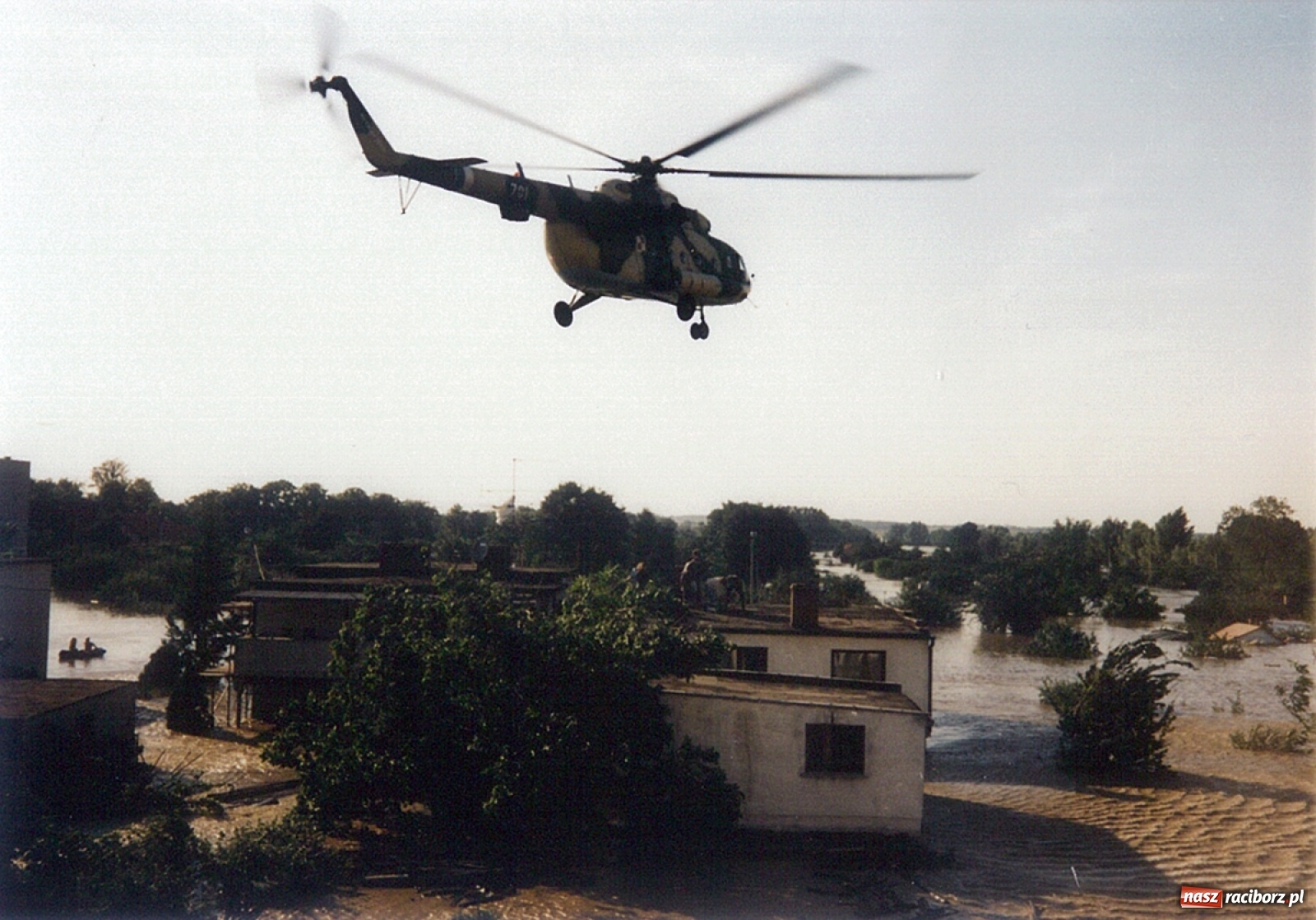 Zdjęcie w galerii na portalu naszraciborz.pl: Data zalania dworca w 1997 r. Kto ma rację - wiceminister czy prezydent? [FOTO Z 1997] wiadomości z regionu