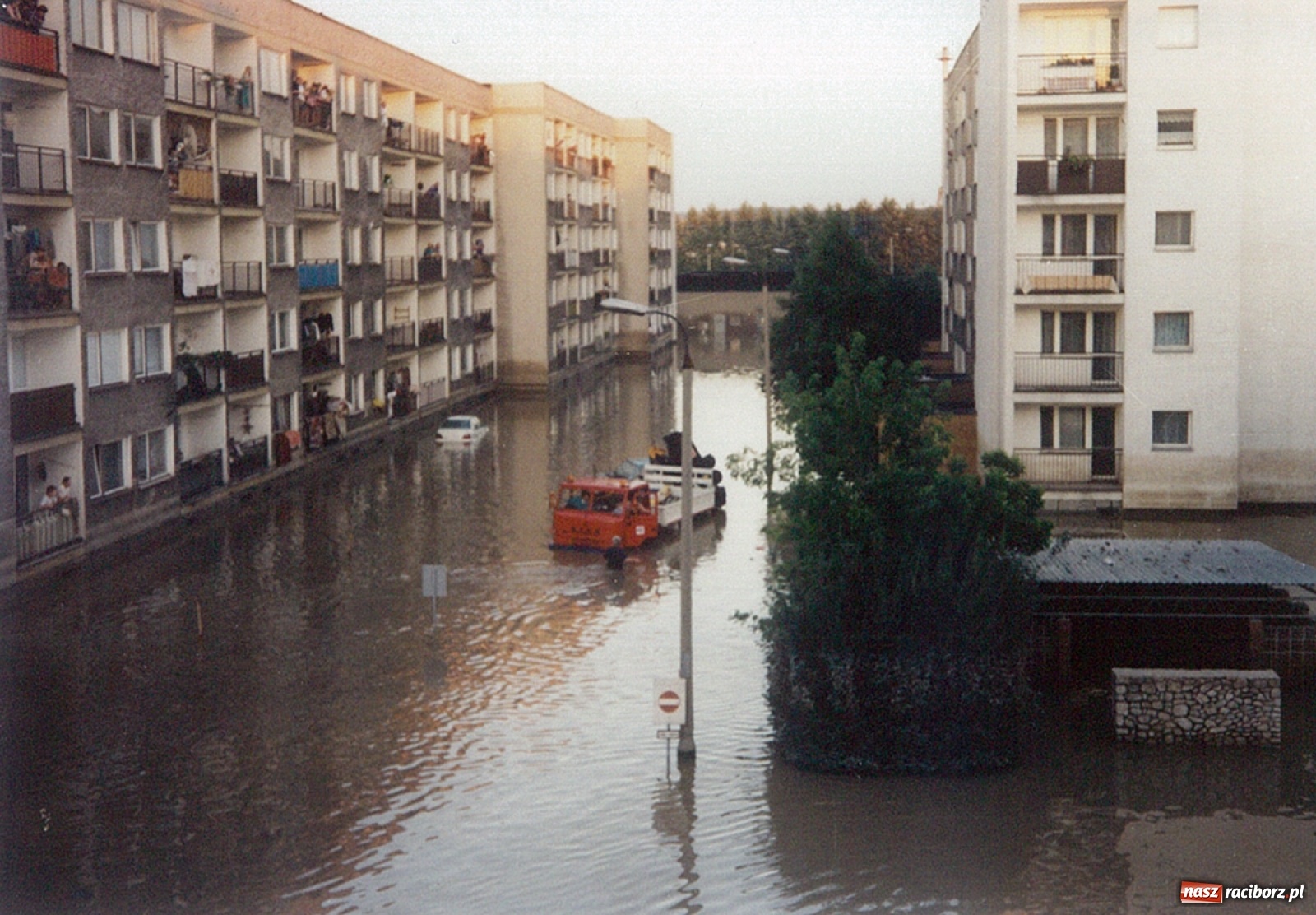 Zdjęcie w galerii na portalu naszraciborz.pl: Data zalania dworca w 1997 r. Kto ma rację - wiceminister czy prezydent? [FOTO Z 1997] wiadomości z regionu