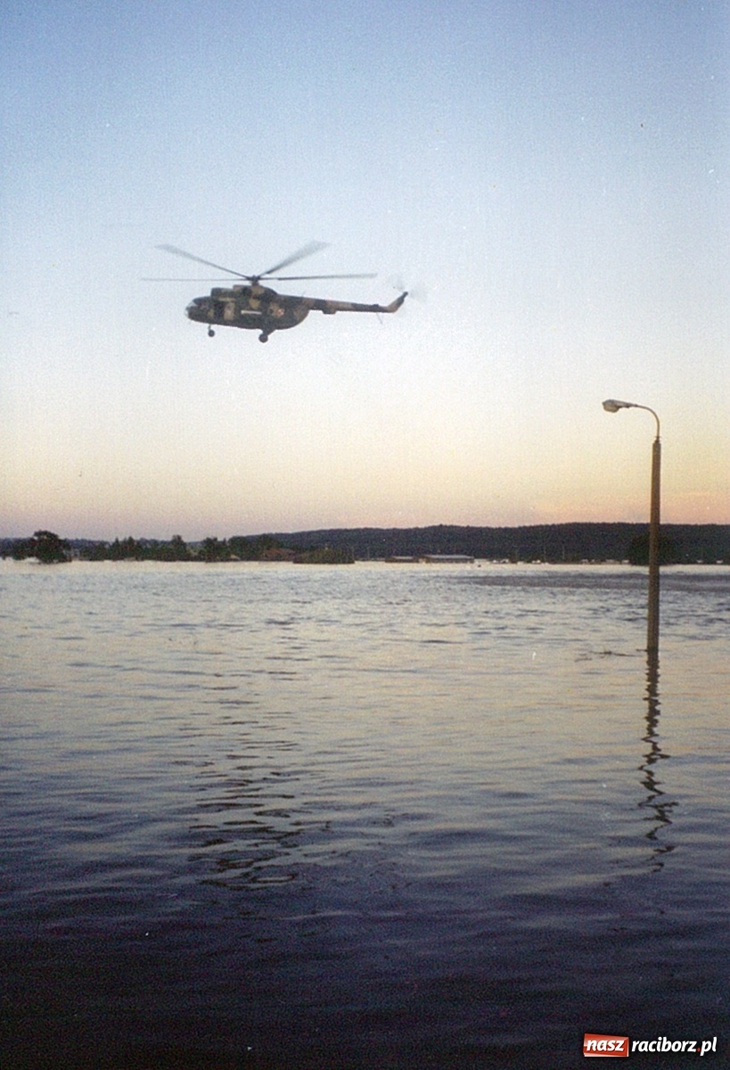 Zdjęcie w galerii na portalu naszraciborz.pl: Data zalania dworca w 1997 r. Kto ma rację - wiceminister czy prezydent? [FOTO Z 1997] wiadomości z regionu