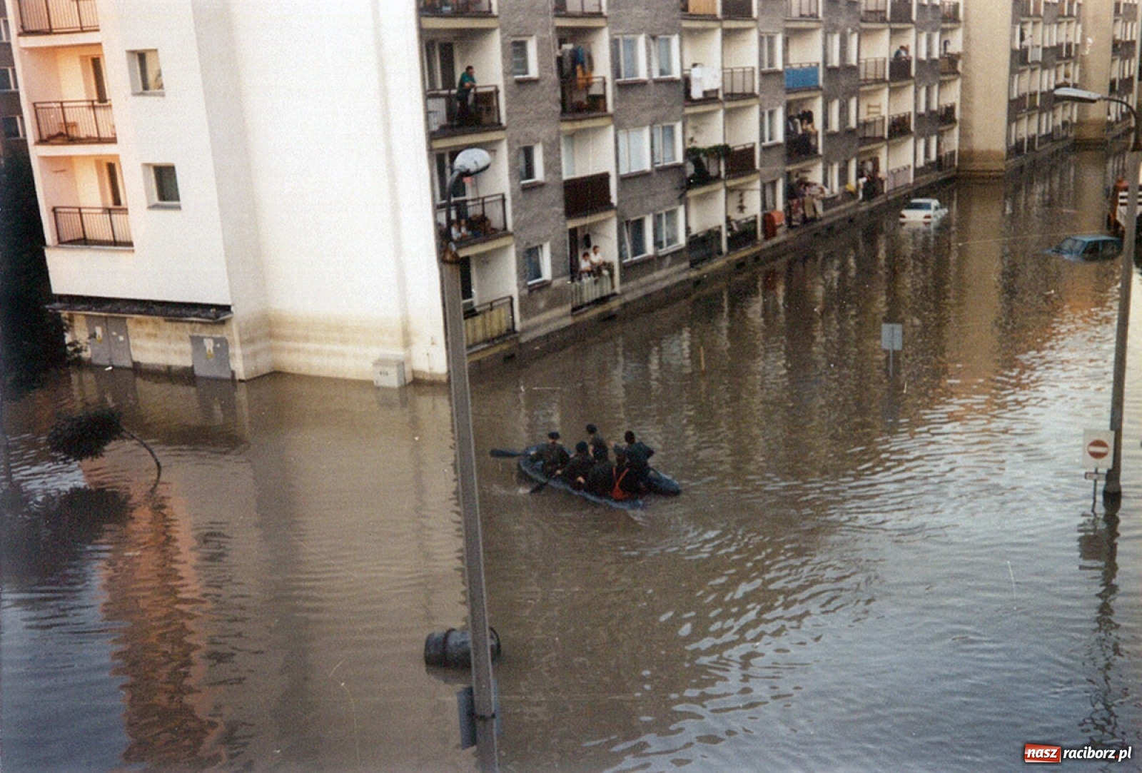 Zdjęcie w galerii na portalu naszraciborz.pl: Data zalania dworca w 1997 r. Kto ma rację - wiceminister czy prezydent? [FOTO Z 1997] wiadomości z regionu