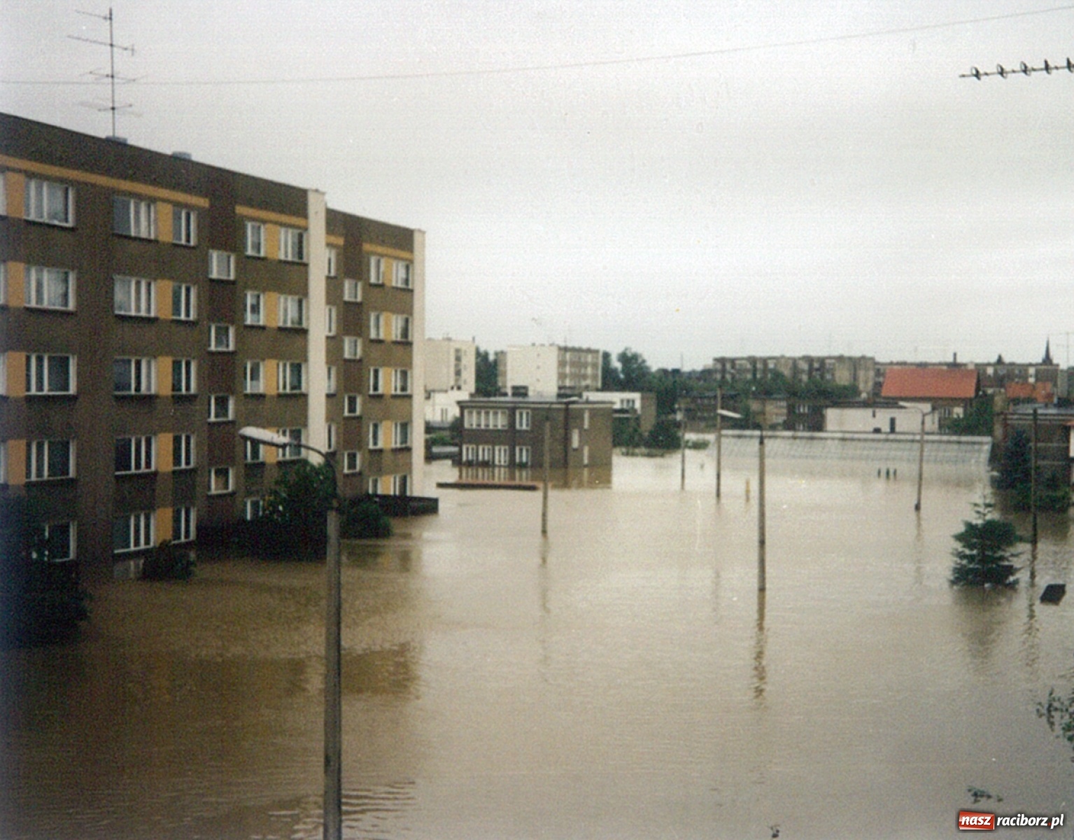 Zdjęcie w galerii na portalu naszraciborz.pl: Data zalania dworca w 1997 r. Kto ma rację - wiceminister czy prezydent? [FOTO Z 1997] wiadomości z regionu