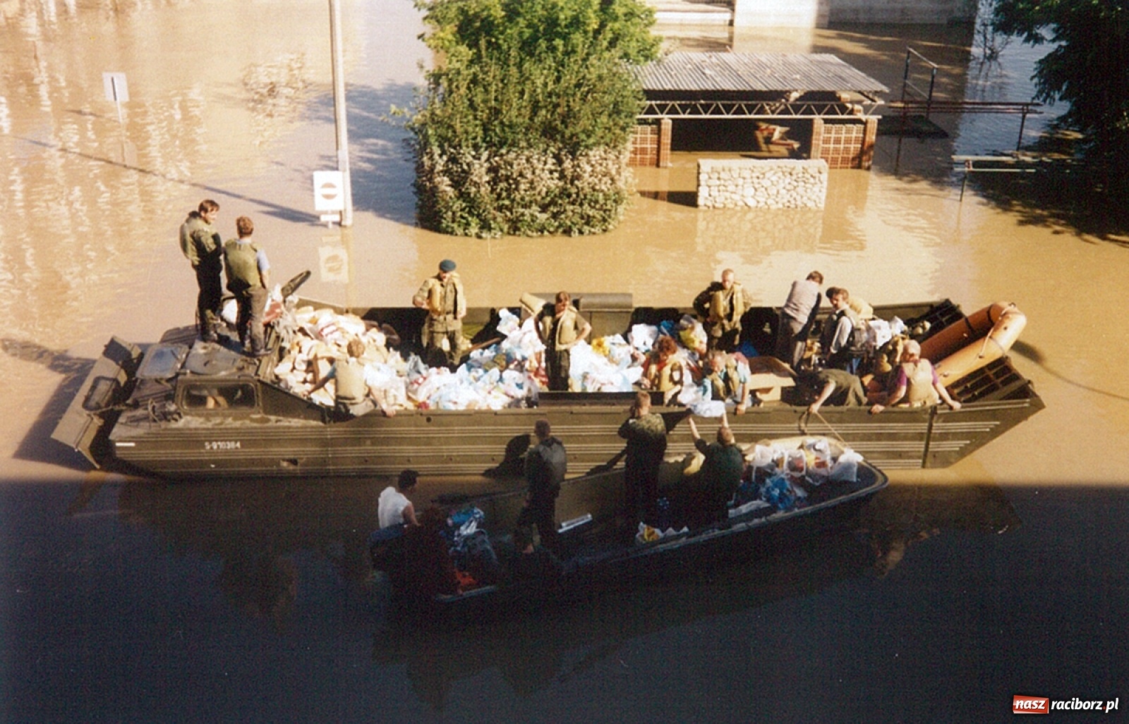 Zdjęcie w galerii na portalu naszraciborz.pl: Data zalania dworca w 1997 r. Kto ma rację - wiceminister czy prezydent? [FOTO Z 1997] wiadomości z regionu
