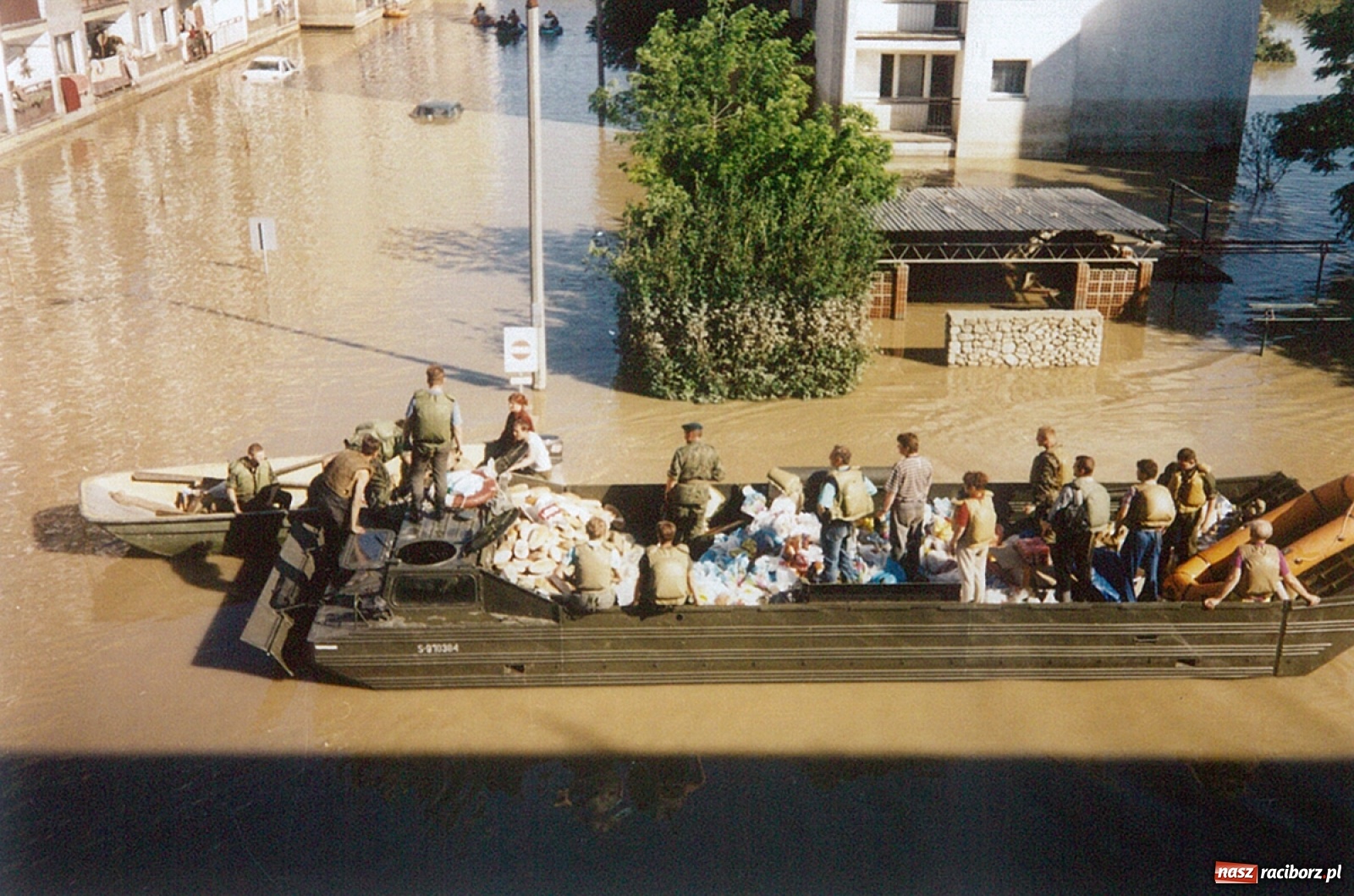 Zdjęcie w galerii na portalu naszraciborz.pl: Data zalania dworca w 1997 r. Kto ma rację - wiceminister czy prezydent? [FOTO Z 1997] wiadomości z regionu