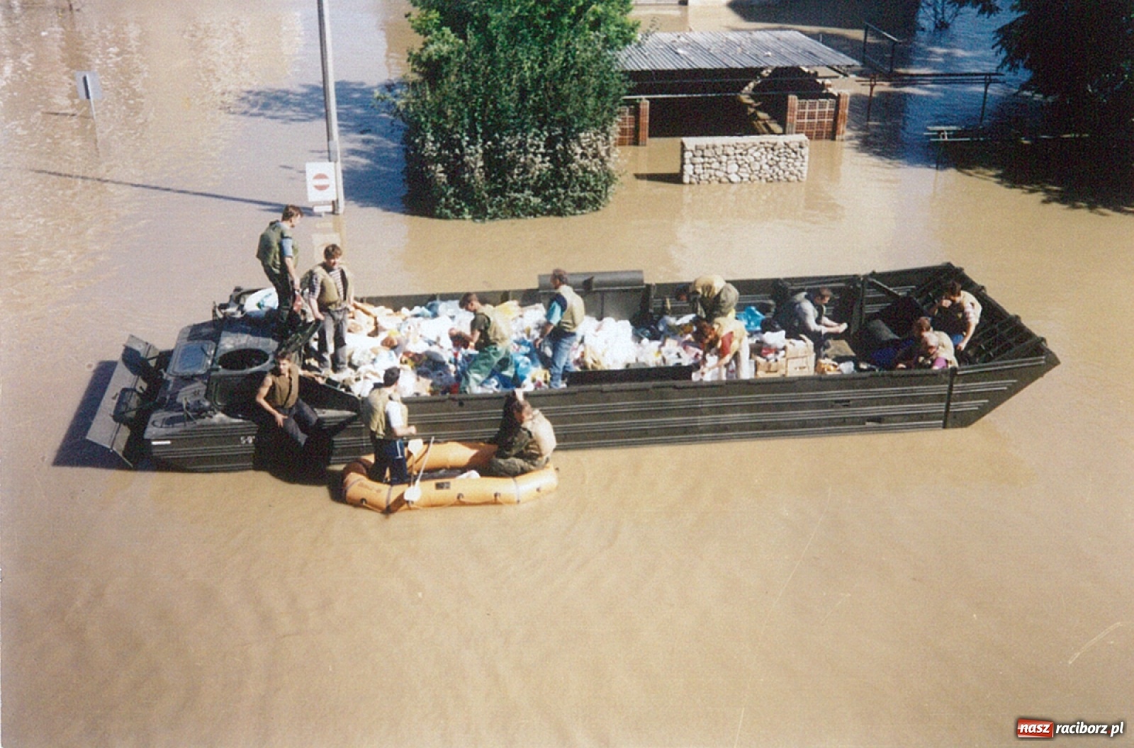 Zdjęcie w galerii na portalu naszraciborz.pl: Data zalania dworca w 1997 r. Kto ma rację - wiceminister czy prezydent? [FOTO Z 1997] wiadomości z regionu