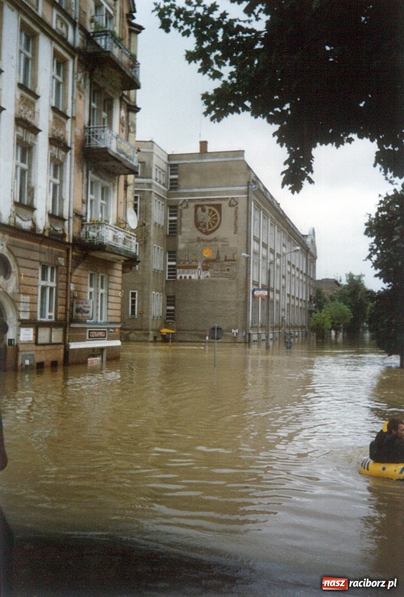 Zdjęcie w galerii na portalu naszraciborz.pl: Data zalania dworca w 1997 r. Kto ma rację - wiceminister czy prezydent? [FOTO Z 1997] wiadomości z regionu