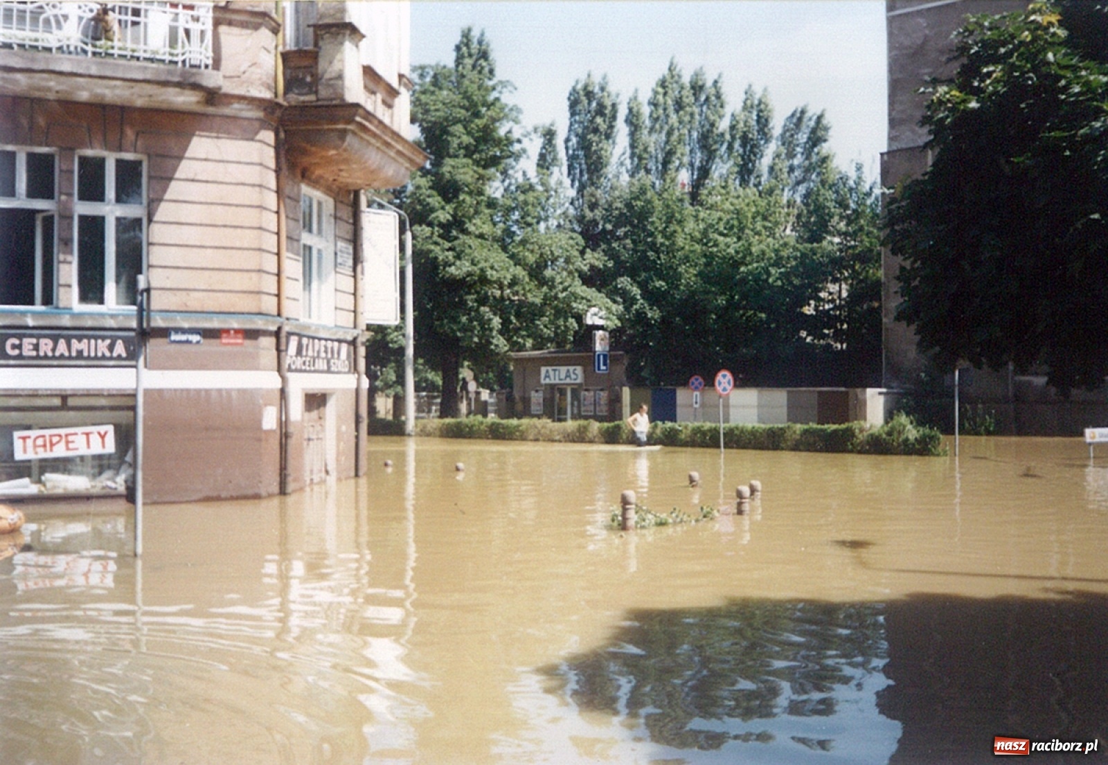 Zdjęcie w galerii na portalu naszraciborz.pl: Data zalania dworca w 1997 r. Kto ma rację - wiceminister czy prezydent? [FOTO Z 1997] wiadomości z regionu