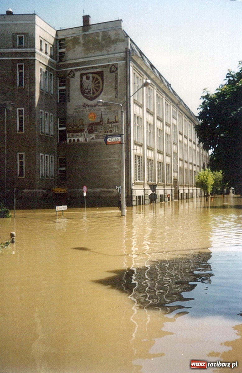 Zdjęcie w galerii na portalu naszraciborz.pl: Data zalania dworca w 1997 r. Kto ma rację - wiceminister czy prezydent? [FOTO Z 1997] wiadomości z regionu
