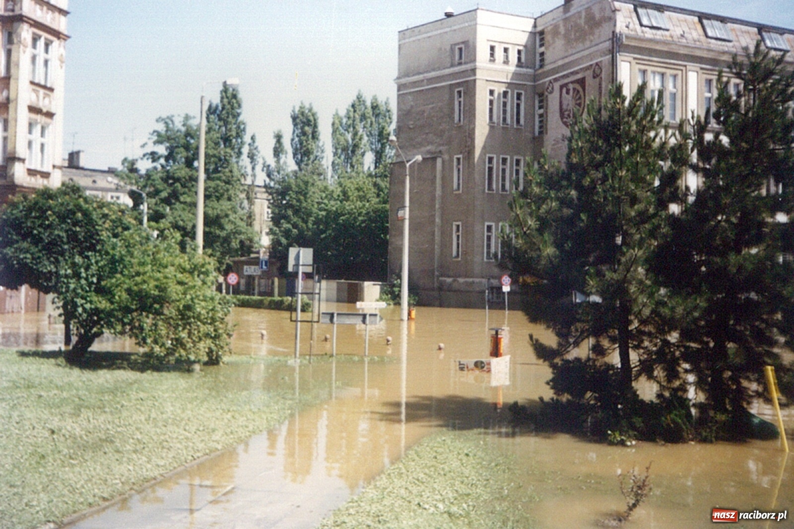 Zdjęcie w galerii na portalu naszraciborz.pl: Data zalania dworca w 1997 r. Kto ma rację - wiceminister czy prezydent? [FOTO Z 1997] wiadomości z regionu