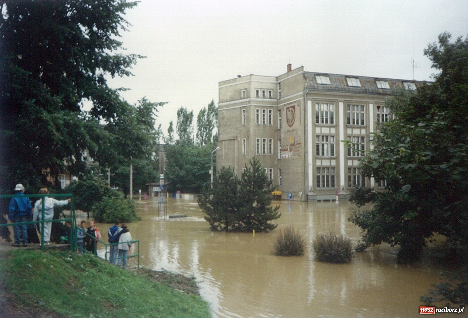 Zdjęcie w galerii na portalu naszraciborz.pl: Data zalania dworca w 1997 r. Kto ma rację - wiceminister czy prezydent? [FOTO Z 1997] wiadomości z regionu