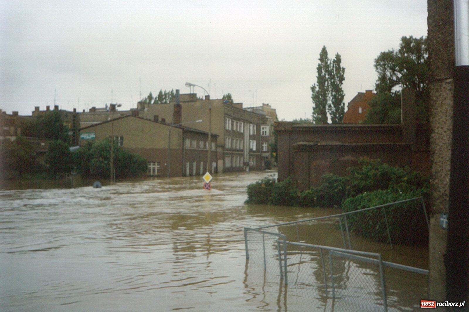 Zdjęcie w galerii na portalu naszraciborz.pl: Data zalania dworca w 1997 r. Kto ma rację - wiceminister czy prezydent? [FOTO Z 1997] wiadomości z regionu