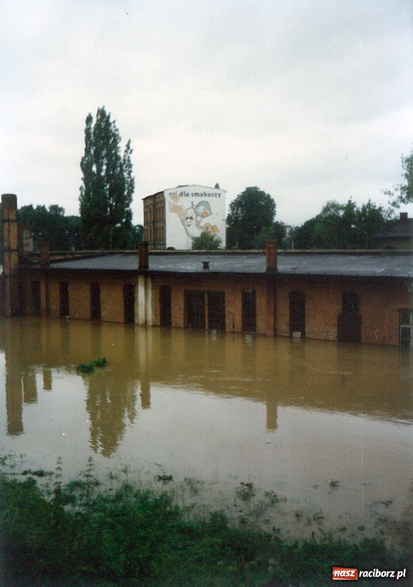Zdjęcie w galerii na portalu naszraciborz.pl: Data zalania dworca w 1997 r. Kto ma rację - wiceminister czy prezydent? [FOTO Z 1997] wiadomości z regionu