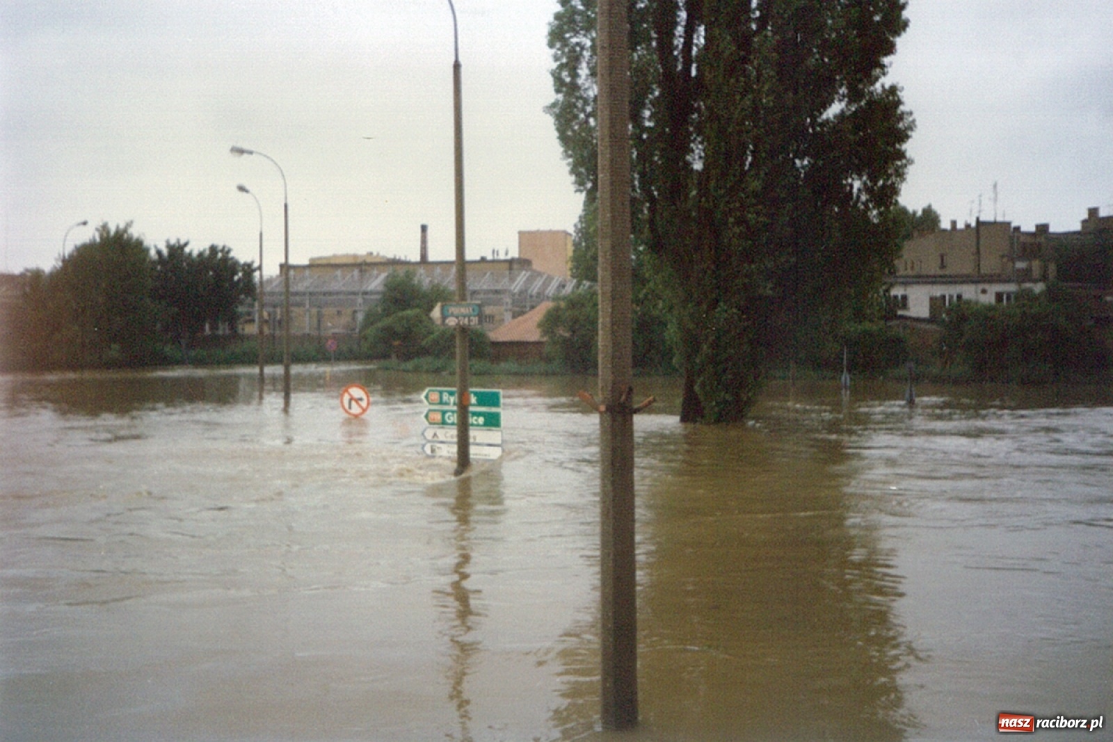 Zdjęcie w galerii na portalu naszraciborz.pl: Data zalania dworca w 1997 r. Kto ma rację - wiceminister czy prezydent? [FOTO Z 1997] wiadomości z regionu