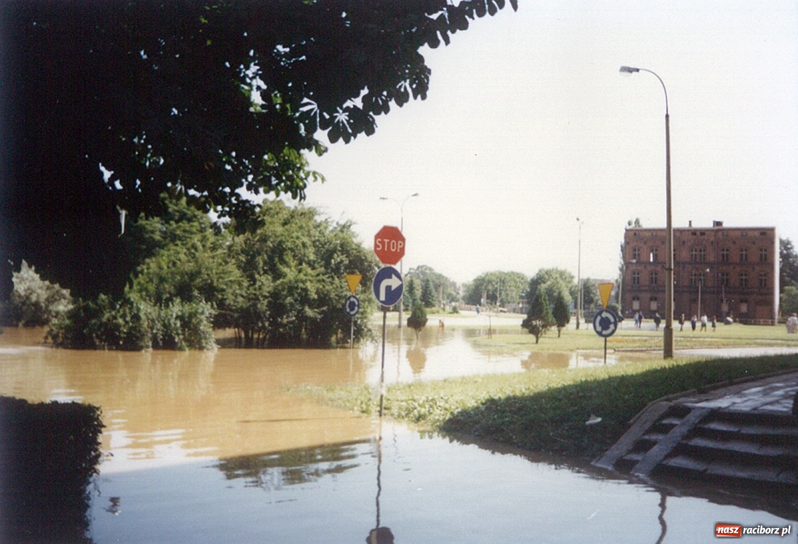 Zdjęcie w galerii na portalu naszraciborz.pl: Data zalania dworca w 1997 r. Kto ma rację - wiceminister czy prezydent? [FOTO Z 1997] wiadomości z regionu