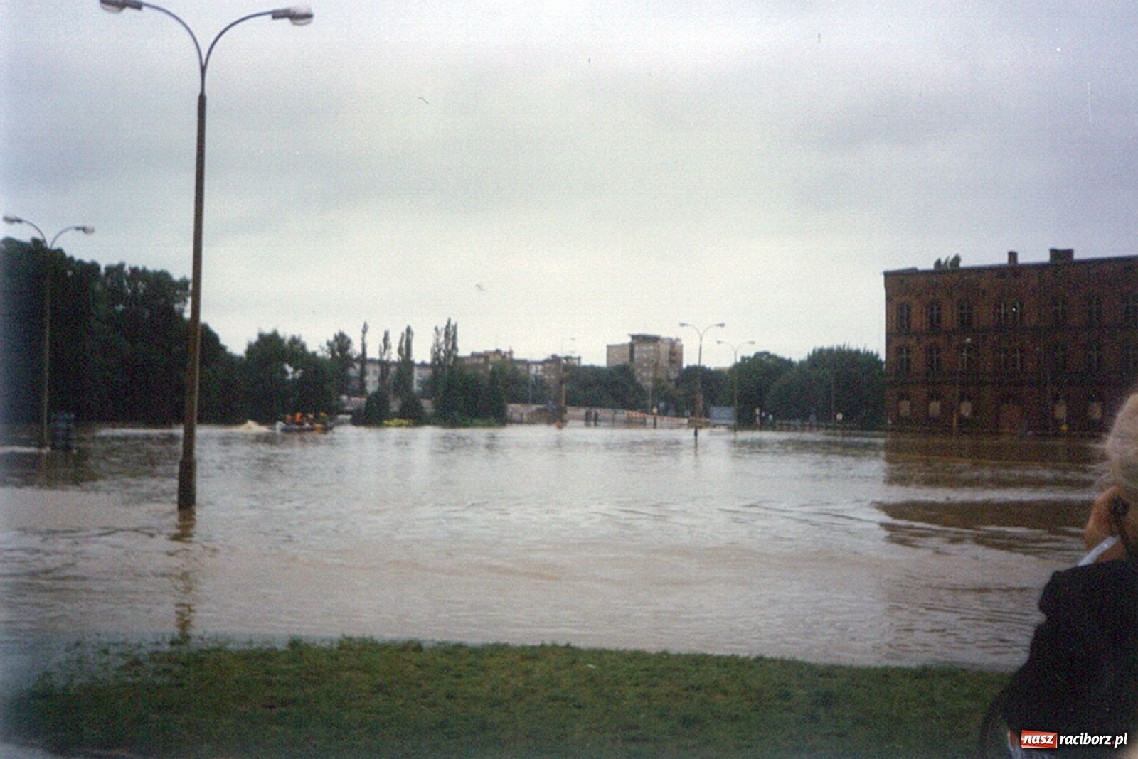 Zdjęcie w galerii na portalu naszraciborz.pl: Data zalania dworca w 1997 r. Kto ma rację - wiceminister czy prezydent? [FOTO Z 1997] wiadomości z regionu