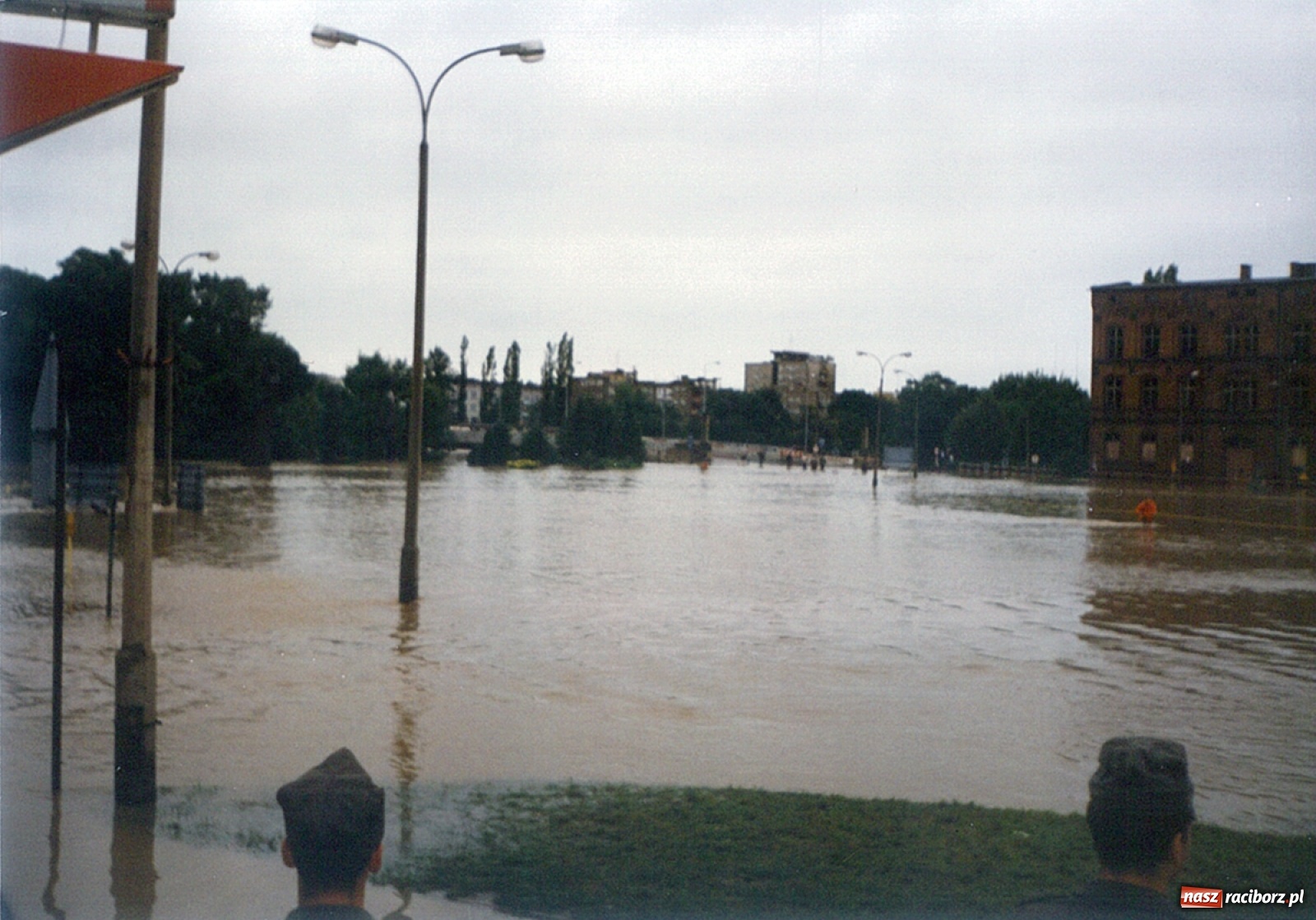 Zdjęcie w galerii na portalu naszraciborz.pl: Data zalania dworca w 1997 r. Kto ma rację - wiceminister czy prezydent? [FOTO Z 1997] wiadomości z regionu
