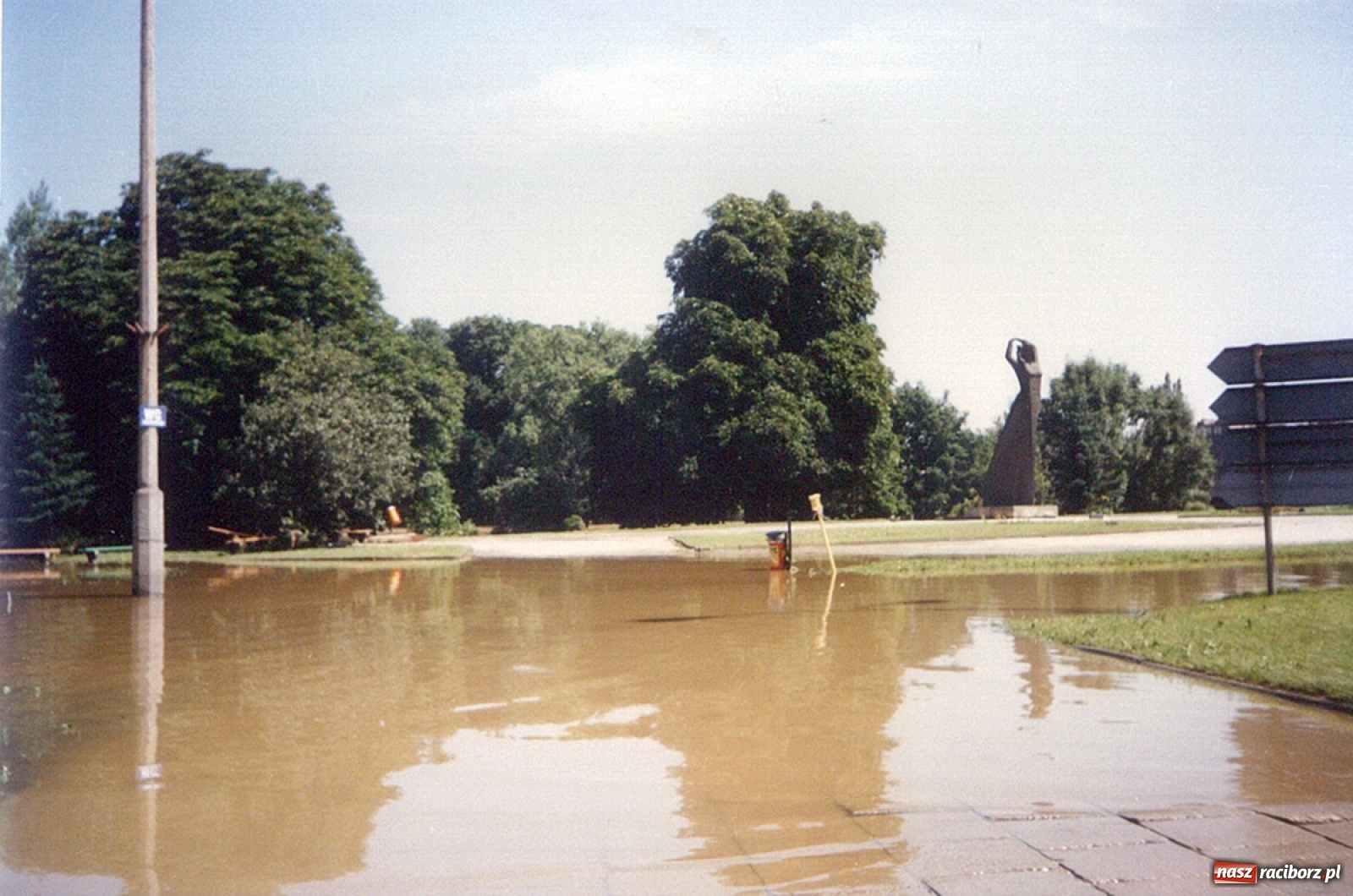 Zdjęcie w galerii na portalu naszraciborz.pl: Data zalania dworca w 1997 r. Kto ma rację - wiceminister czy prezydent? [FOTO Z 1997] wiadomości z regionu
