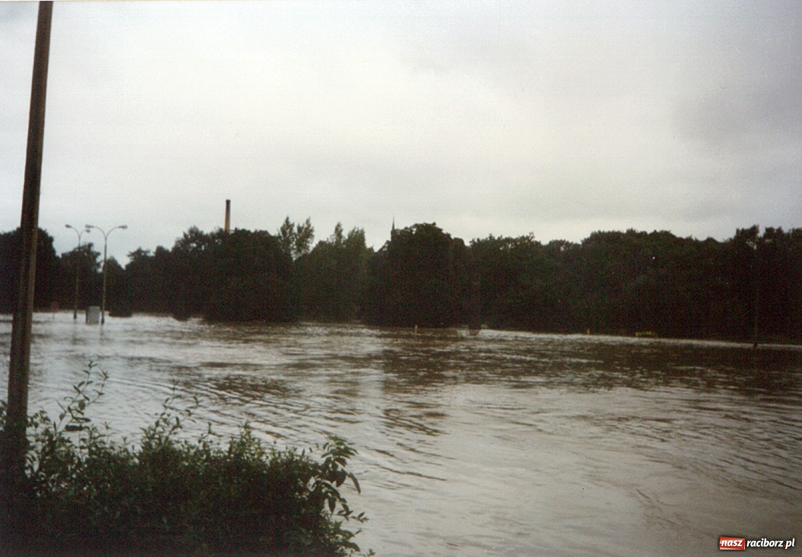 Zdjęcie w galerii na portalu naszraciborz.pl: Data zalania dworca w 1997 r. Kto ma rację - wiceminister czy prezydent? [FOTO Z 1997] wiadomości z regionu