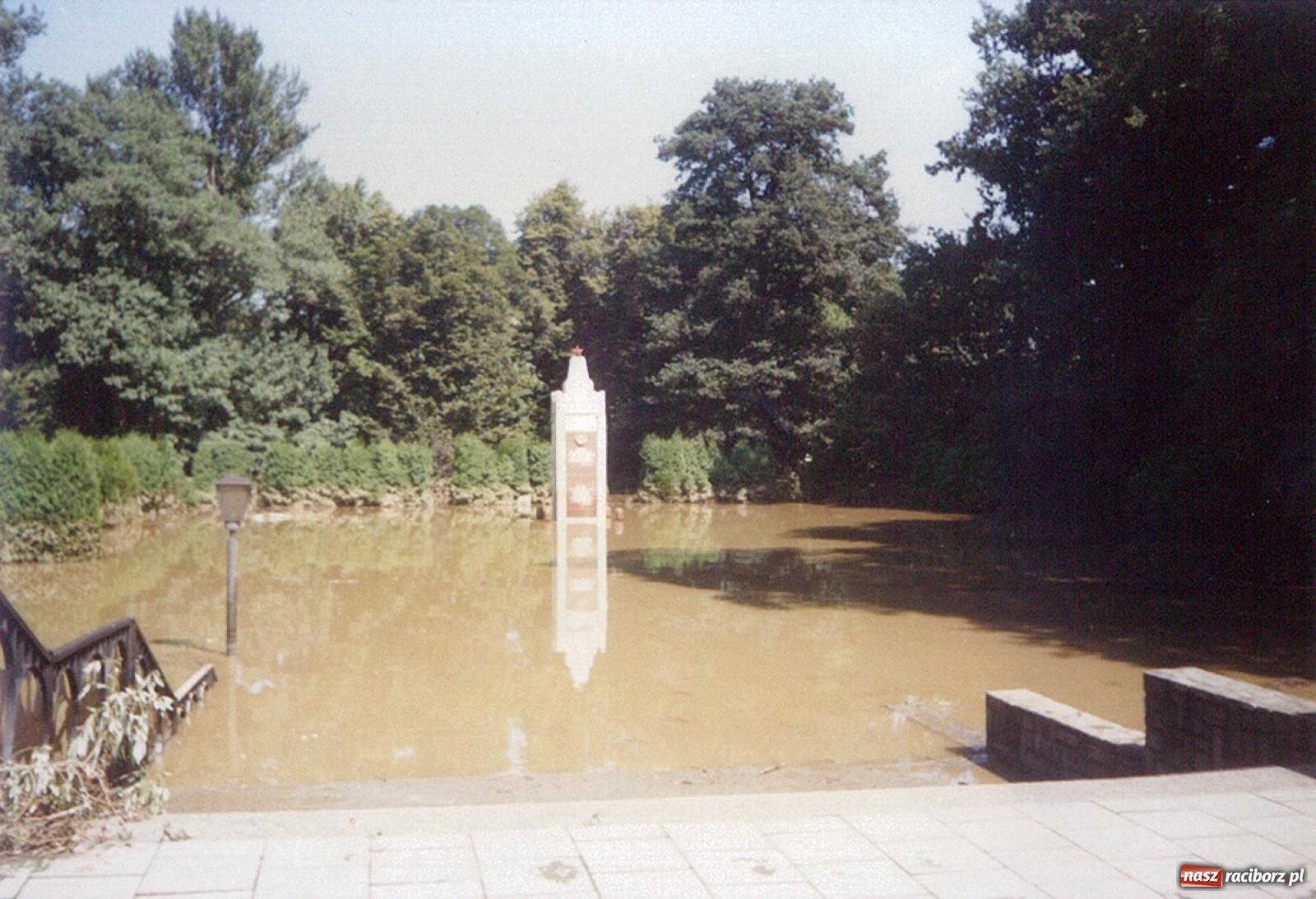 Zdjęcie w galerii na portalu naszraciborz.pl: Data zalania dworca w 1997 r. Kto ma rację - wiceminister czy prezydent? [FOTO Z 1997] wiadomości z regionu
