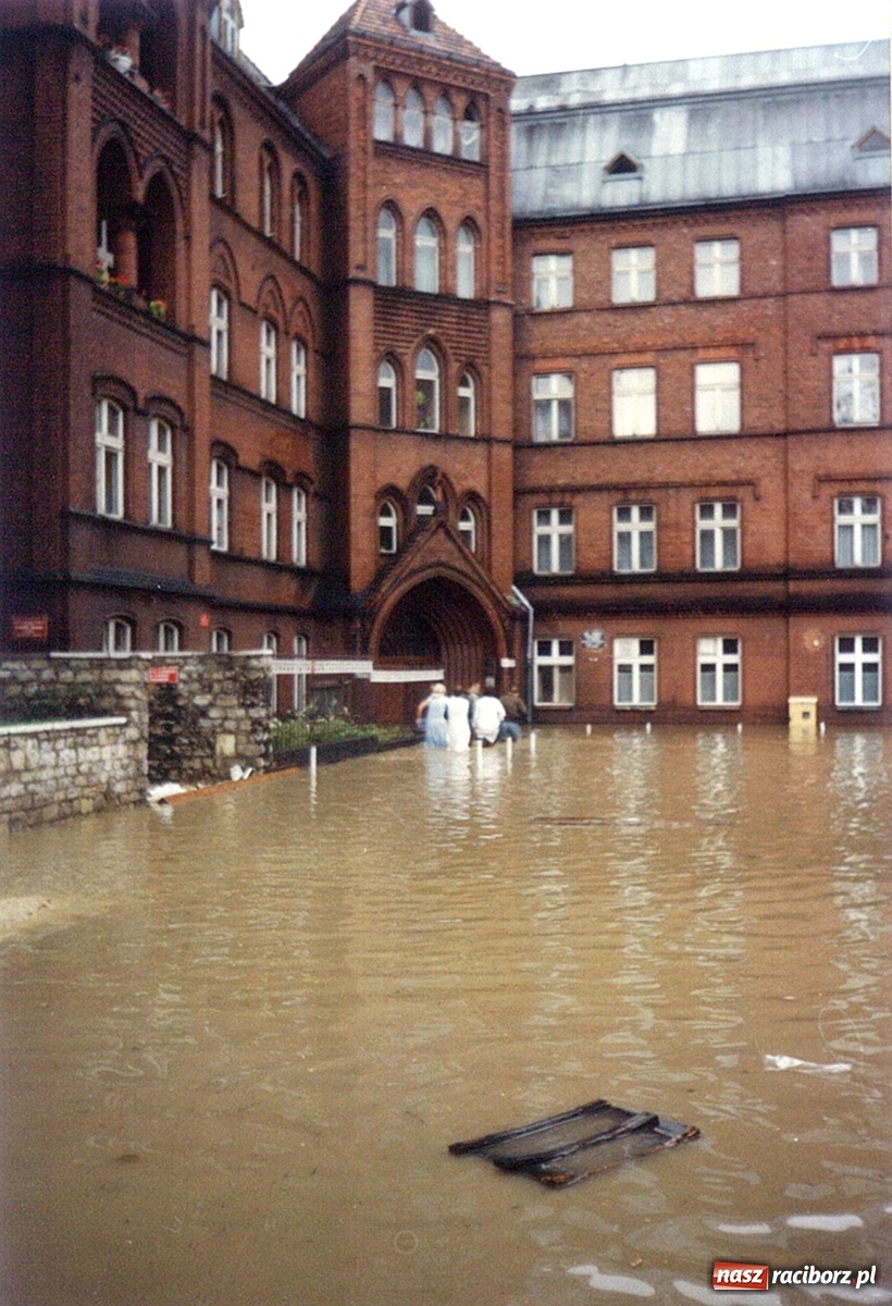 Zdjęcie w galerii na portalu naszraciborz.pl: Data zalania dworca w 1997 r. Kto ma rację - wiceminister czy prezydent? [FOTO Z 1997] wiadomości z regionu