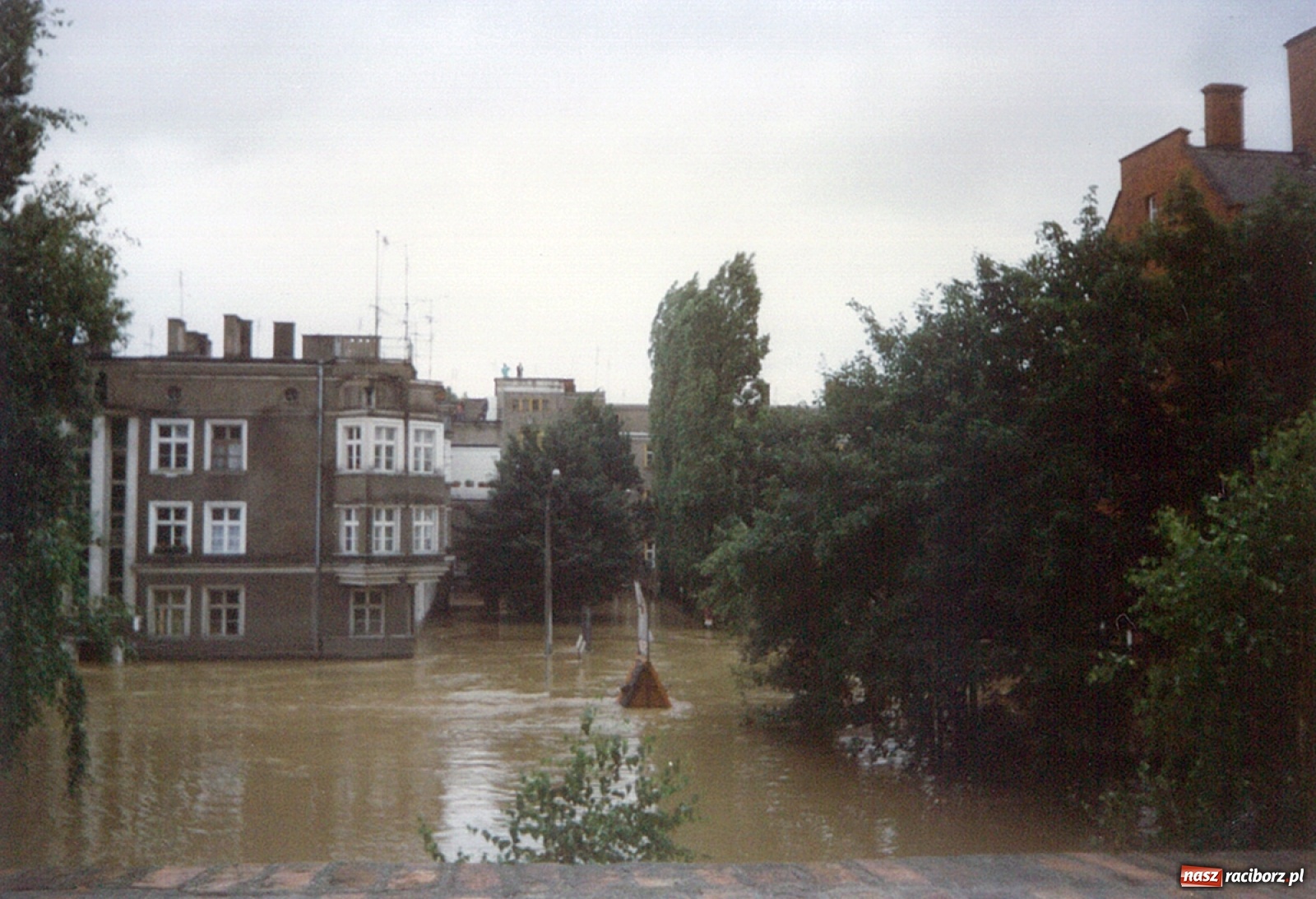 Zdjęcie w galerii na portalu naszraciborz.pl: Data zalania dworca w 1997 r. Kto ma rację - wiceminister czy prezydent? [FOTO Z 1997] wiadomości z regionu