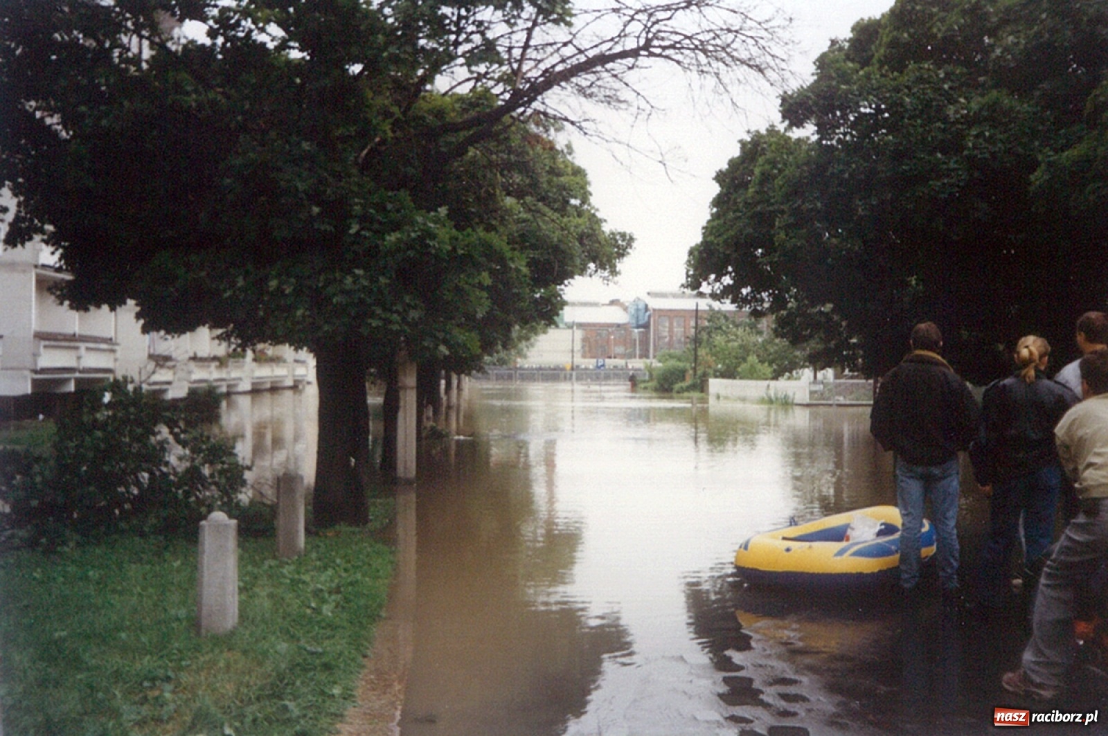 Zdjęcie w galerii na portalu naszraciborz.pl: Data zalania dworca w 1997 r. Kto ma rację - wiceminister czy prezydent? [FOTO Z 1997] wiadomości z regionu