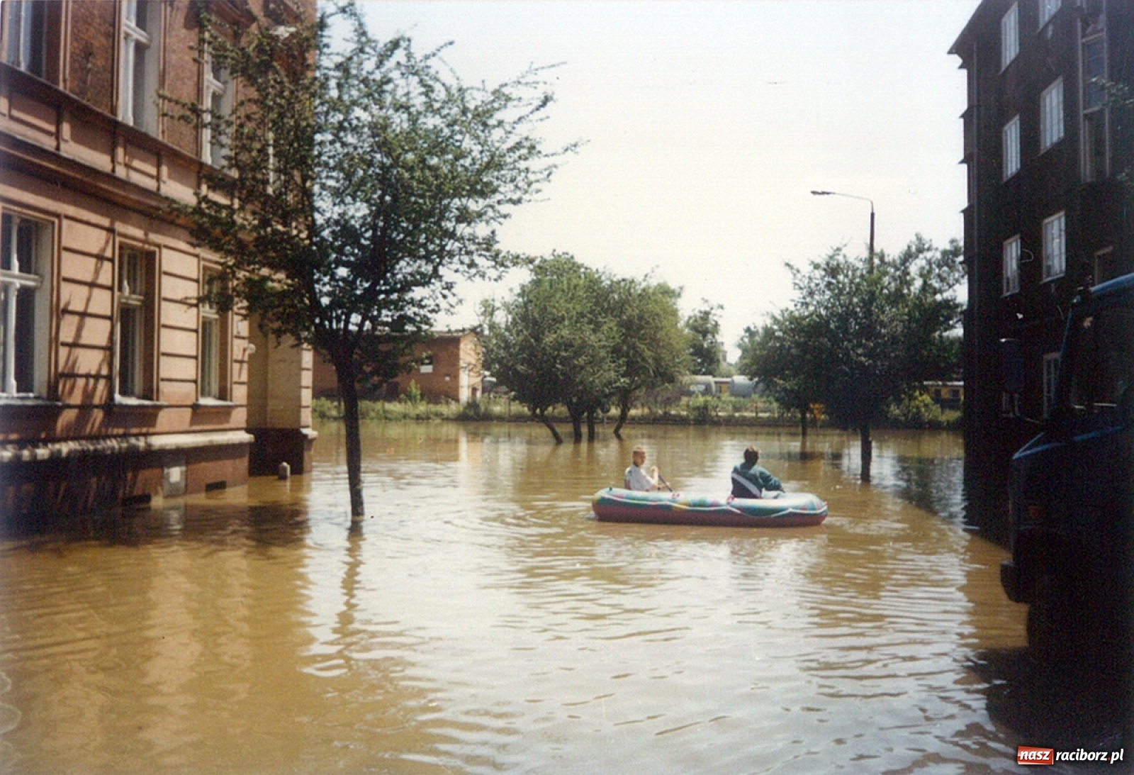 Zdjęcie w galerii na portalu naszraciborz.pl: Data zalania dworca w 1997 r. Kto ma rację - wiceminister czy prezydent? [FOTO Z 1997] wiadomości z regionu