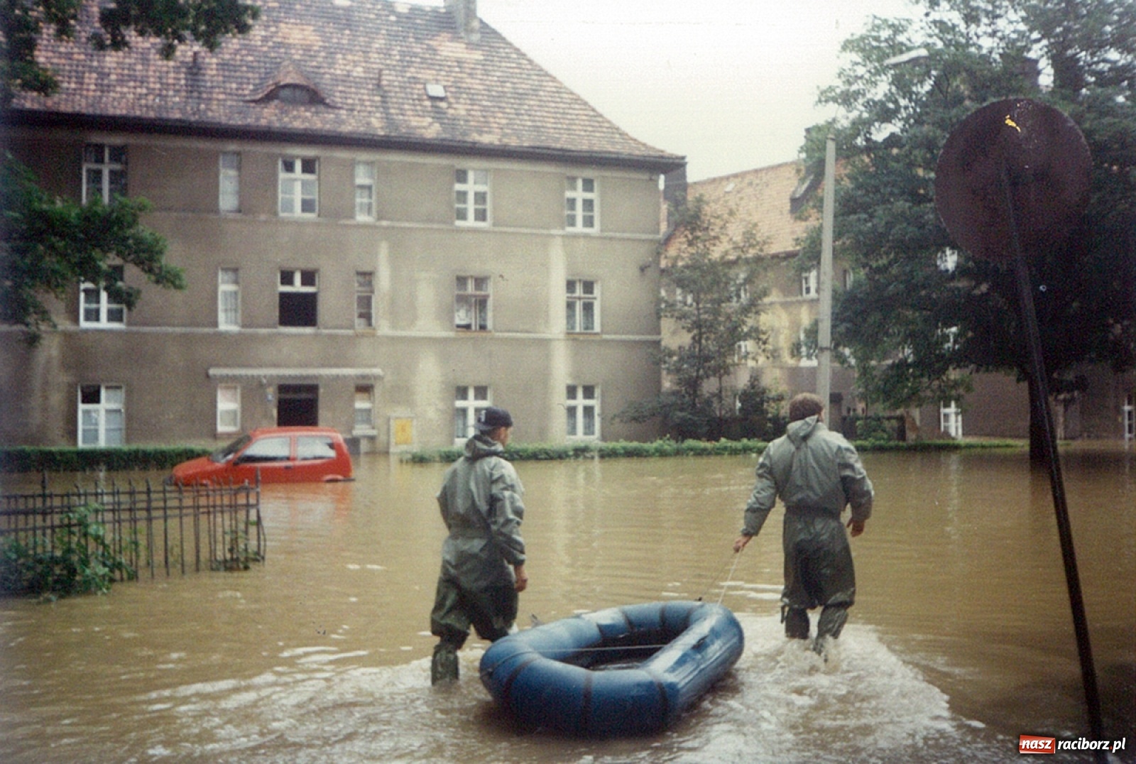 Zdjęcie w galerii na portalu naszraciborz.pl: Data zalania dworca w 1997 r. Kto ma rację - wiceminister czy prezydent? [FOTO Z 1997] wiadomości z regionu