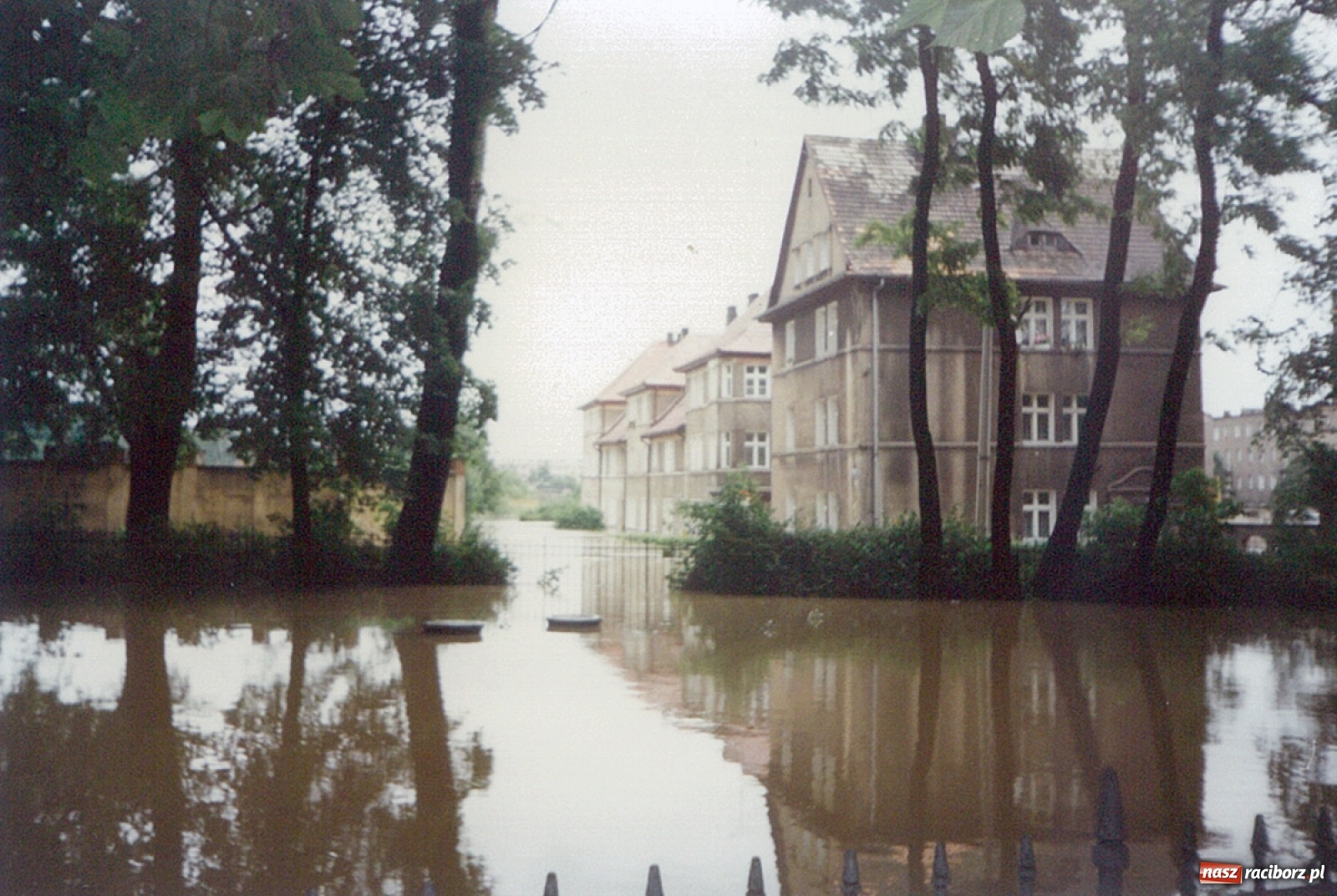 Zdjęcie w galerii na portalu naszraciborz.pl: Data zalania dworca w 1997 r. Kto ma rację - wiceminister czy prezydent? [FOTO Z 1997] wiadomości z regionu