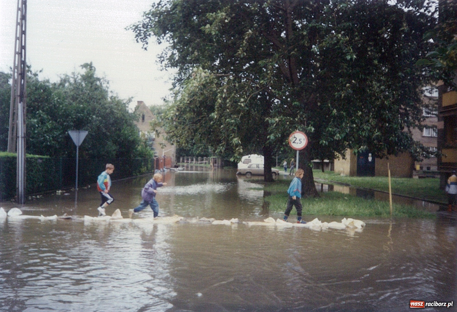 Zdjęcie w galerii na portalu naszraciborz.pl: Data zalania dworca w 1997 r. Kto ma rację - wiceminister czy prezydent? [FOTO Z 1997] wiadomości z regionu