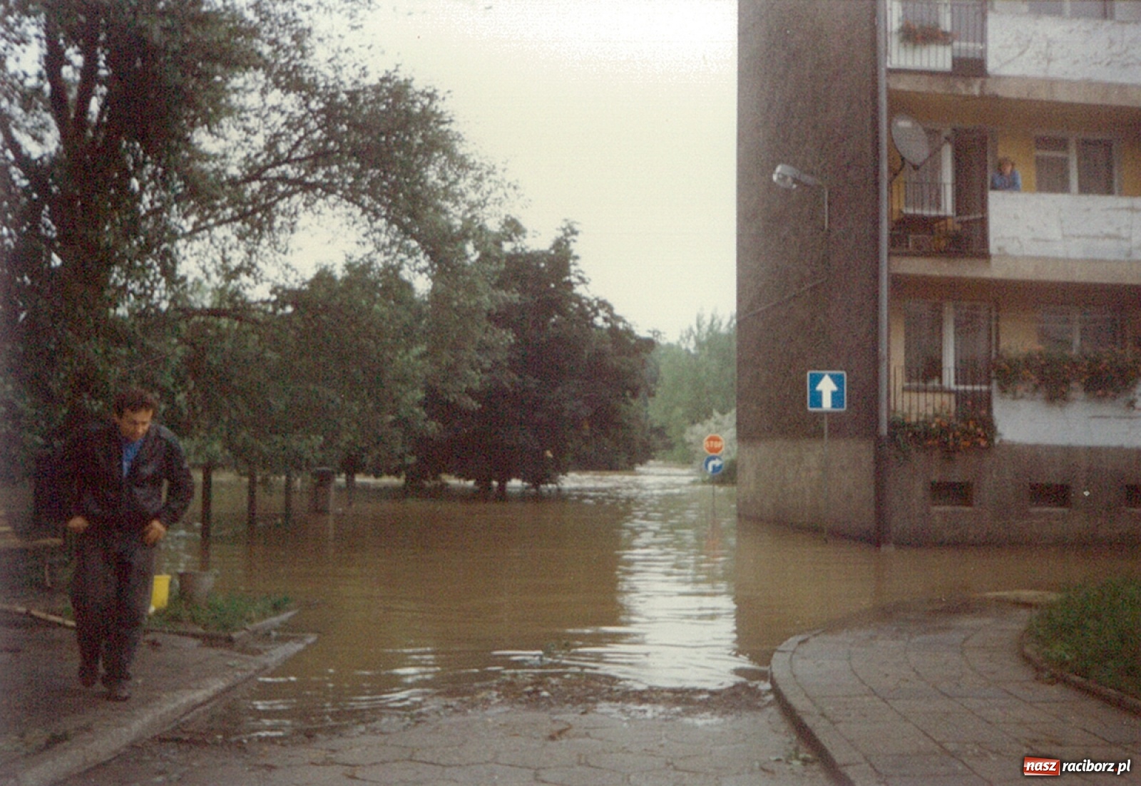 Zdjęcie w galerii na portalu naszraciborz.pl: Data zalania dworca w 1997 r. Kto ma rację - wiceminister czy prezydent? [FOTO Z 1997] wiadomości z regionu