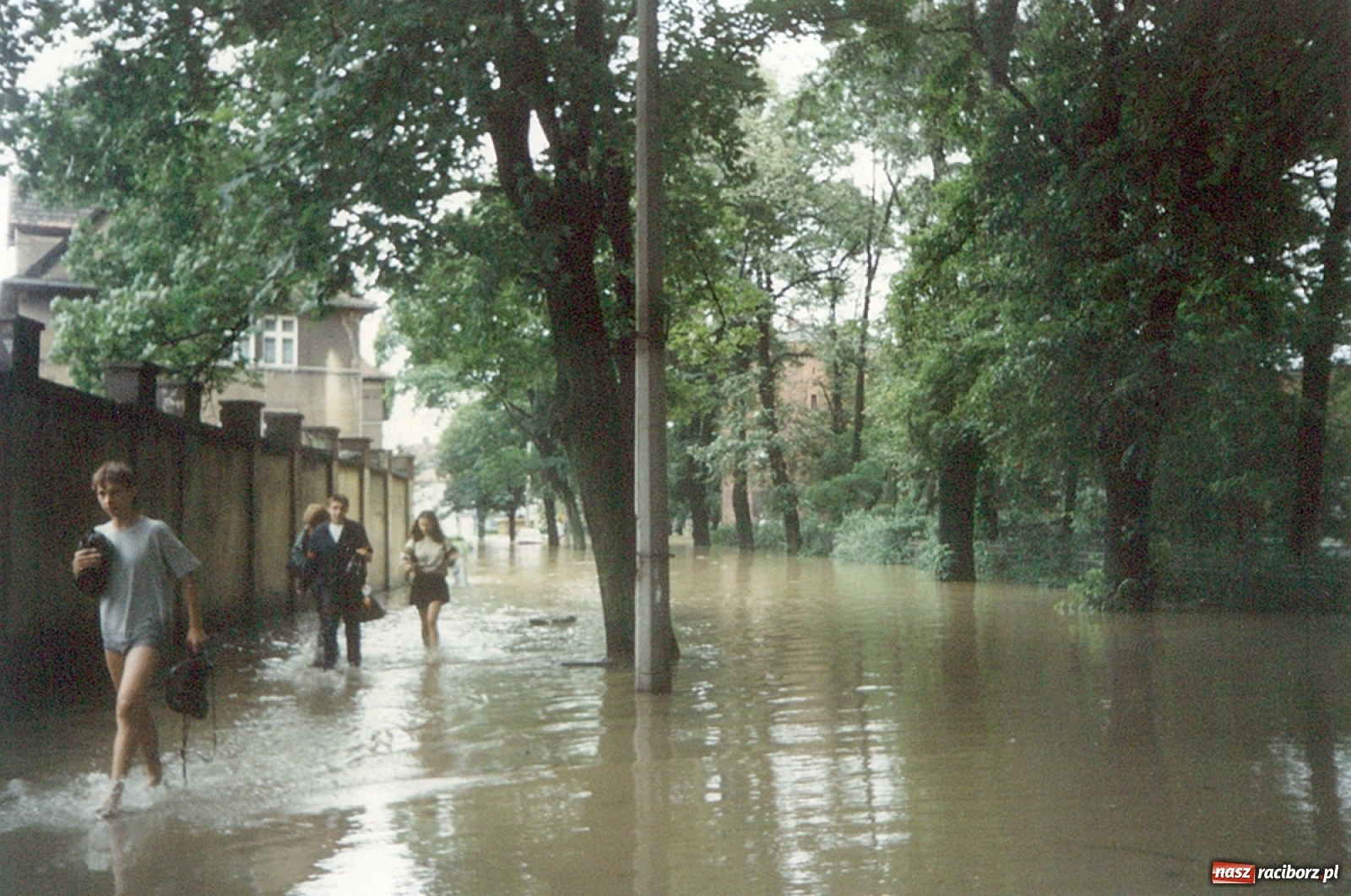 Zdjęcie w galerii na portalu naszraciborz.pl: Data zalania dworca w 1997 r. Kto ma rację - wiceminister czy prezydent? [FOTO Z 1997] wiadomości z regionu