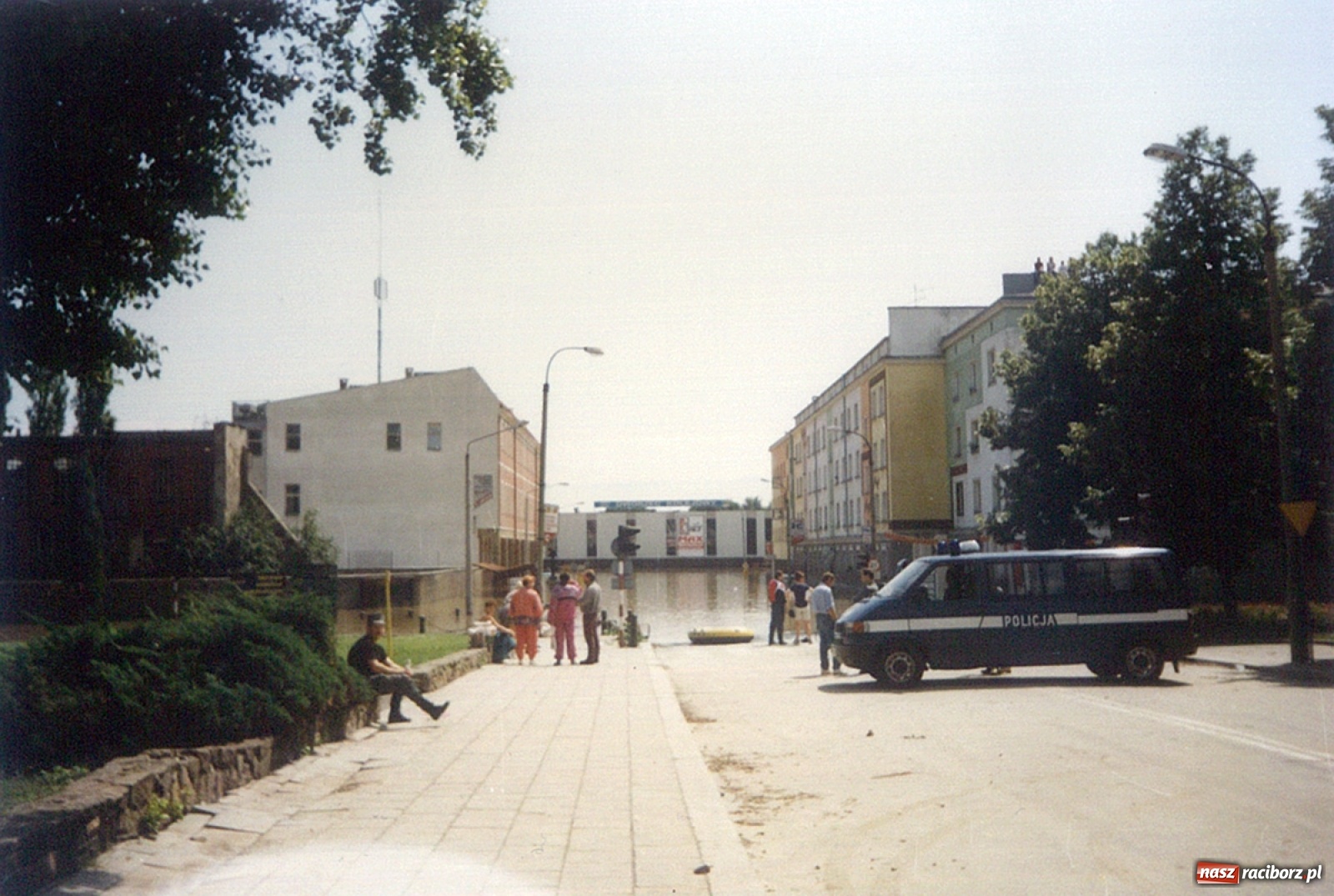 Zdjęcie w galerii na portalu naszraciborz.pl: Data zalania dworca w 1997 r. Kto ma rację - wiceminister czy prezydent? [FOTO Z 1997] wiadomości z regionu