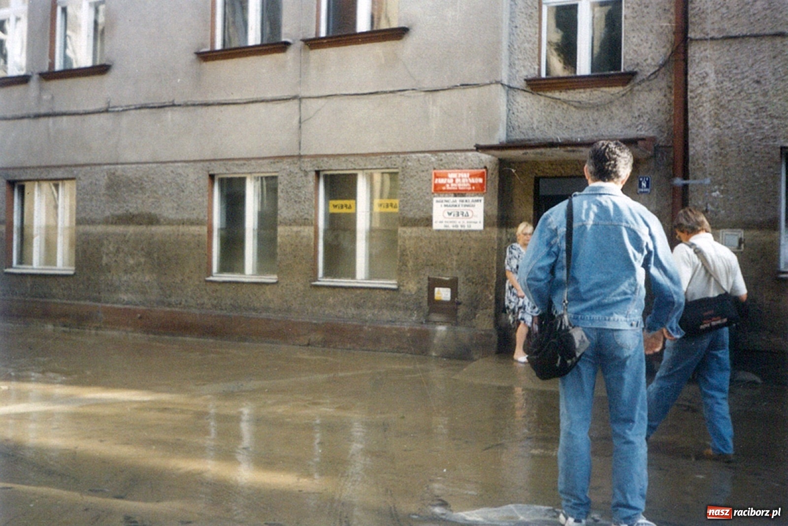 Zdjęcie w galerii na portalu naszraciborz.pl: Data zalania dworca w 1997 r. Kto ma rację - wiceminister czy prezydent? [FOTO Z 1997] wiadomości z regionu