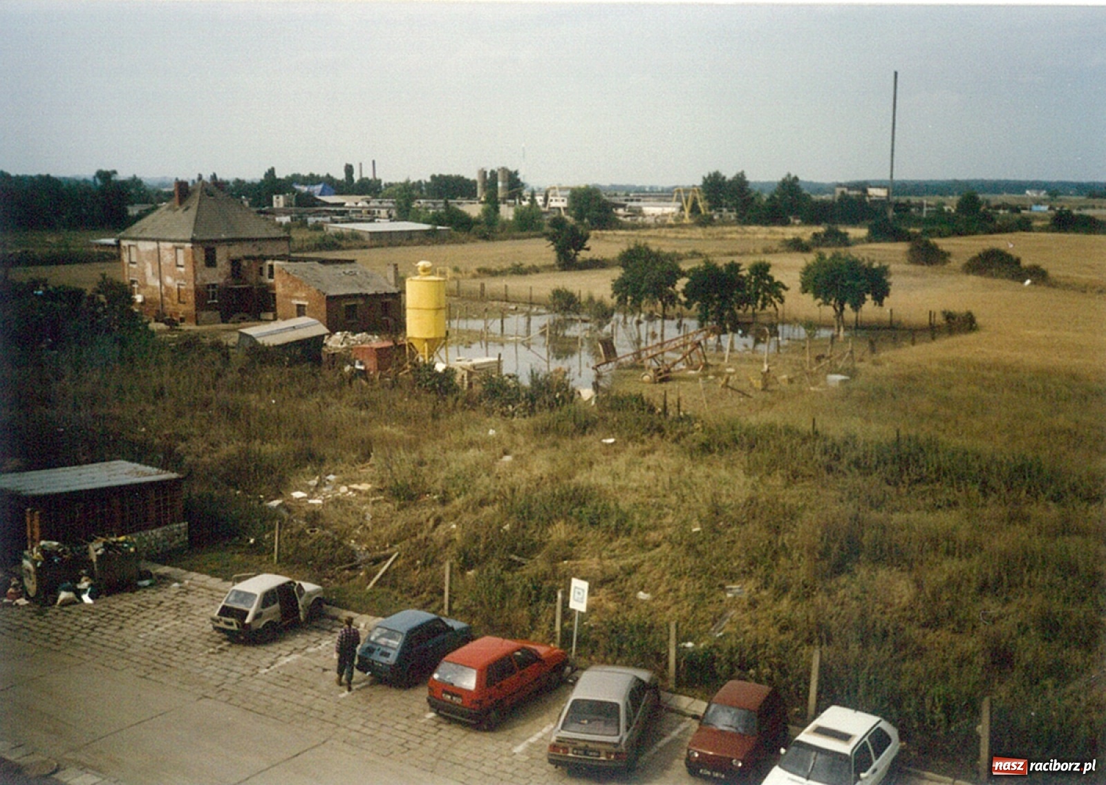 Zdjęcie w galerii na portalu naszraciborz.pl: Data zalania dworca w 1997 r. Kto ma rację - wiceminister czy prezydent? [FOTO Z 1997] wiadomości z regionu
