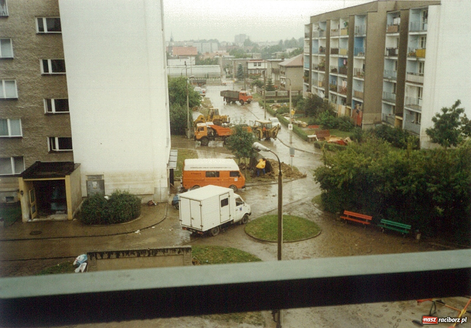 Zdjęcie w galerii na portalu naszraciborz.pl: Data zalania dworca w 1997 r. Kto ma rację - wiceminister czy prezydent? [FOTO Z 1997] wiadomości z regionu