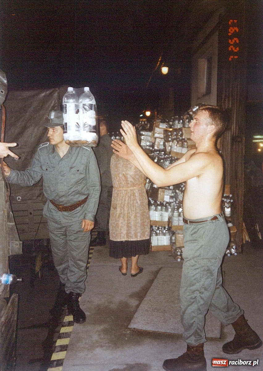 Zdjęcie w galerii na portalu naszraciborz.pl: Data zalania dworca w 1997 r. Kto ma rację - wiceminister czy prezydent? [FOTO Z 1997] wiadomości z regionu