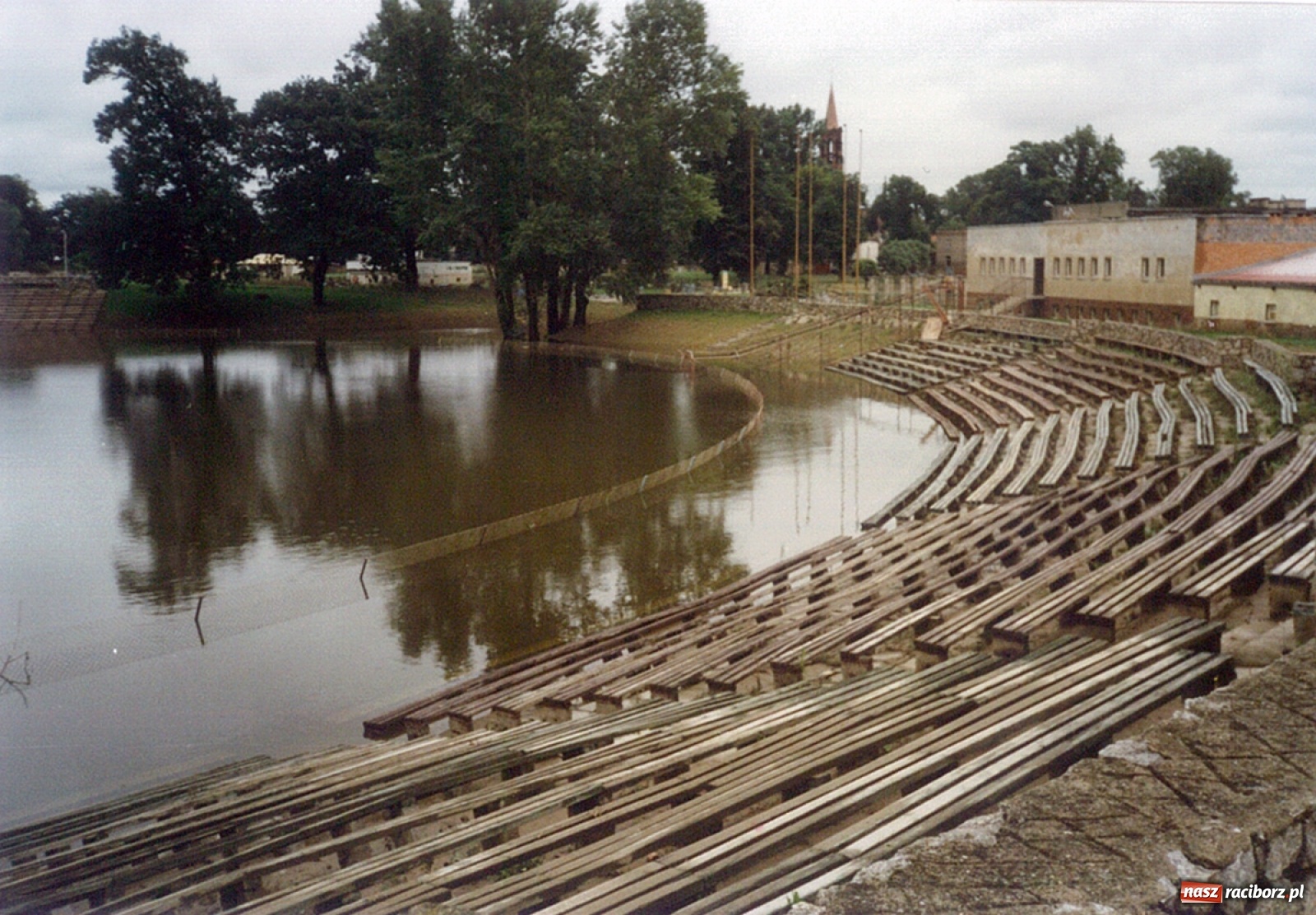 Zdjęcie w galerii na portalu naszraciborz.pl: Data zalania dworca w 1997 r. Kto ma rację - wiceminister czy prezydent? [FOTO Z 1997] wiadomości z regionu