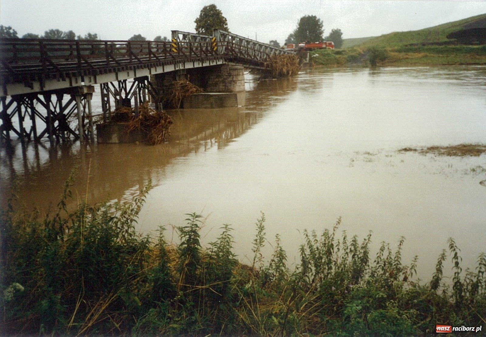 Zdjęcie w galerii na portalu naszraciborz.pl: Data zalania dworca w 1997 r. Kto ma rację - wiceminister czy prezydent? [FOTO Z 1997] wiadomości z regionu