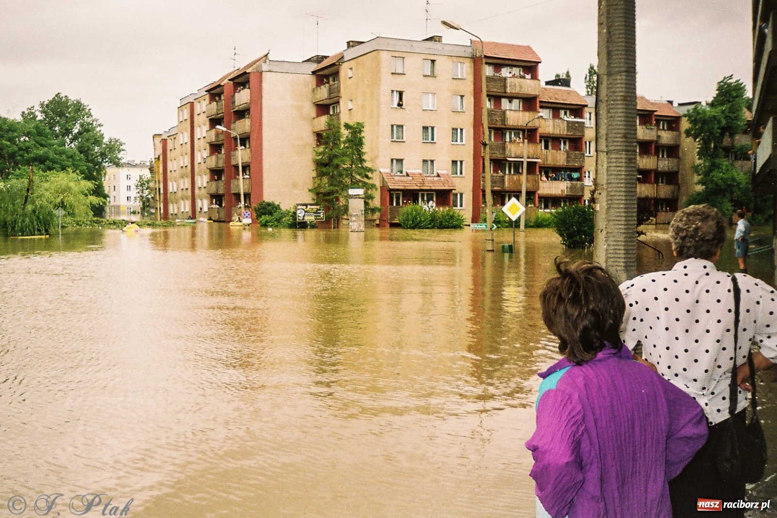 Zdjęcie w galerii na portalu naszraciborz.pl: Data zalania dworca w 1997 r. Kto ma rację - wiceminister czy prezydent? [FOTO Z 1997] wiadomości z regionu