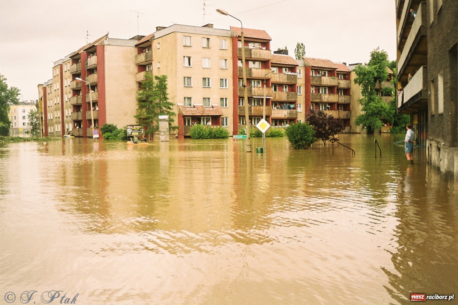 Zdjęcie w galerii na portalu naszraciborz.pl: Data zalania dworca w 1997 r. Kto ma rację - wiceminister czy prezydent? [FOTO Z 1997] wiadomości z regionu