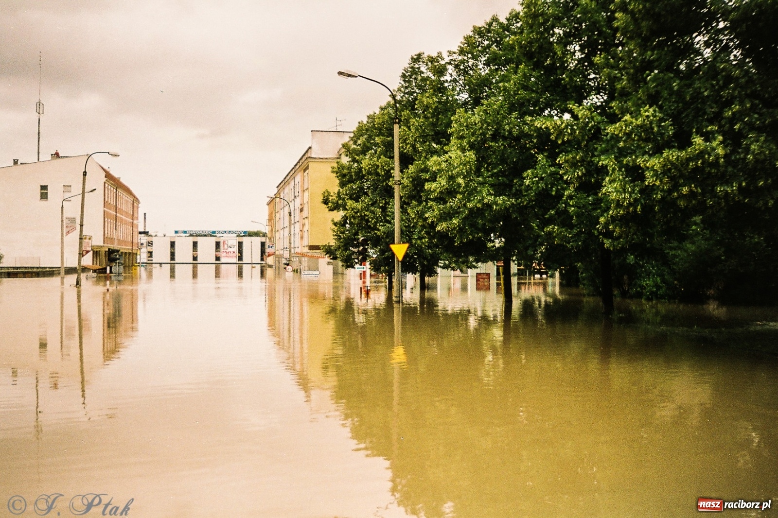 Zdjęcie w galerii na portalu naszraciborz.pl: Data zalania dworca w 1997 r. Kto ma rację - wiceminister czy prezydent? [FOTO Z 1997] wiadomości z regionu