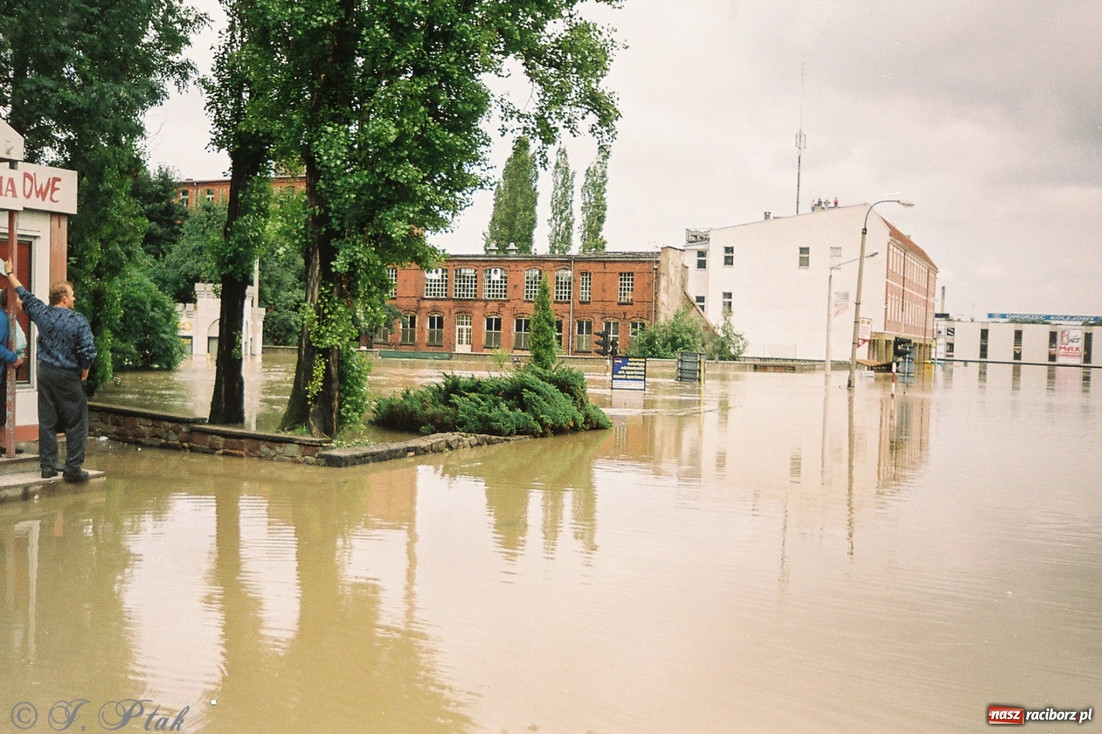 Zdjęcie w galerii na portalu naszraciborz.pl: Data zalania dworca w 1997 r. Kto ma rację - wiceminister czy prezydent? [FOTO Z 1997] wiadomości z regionu